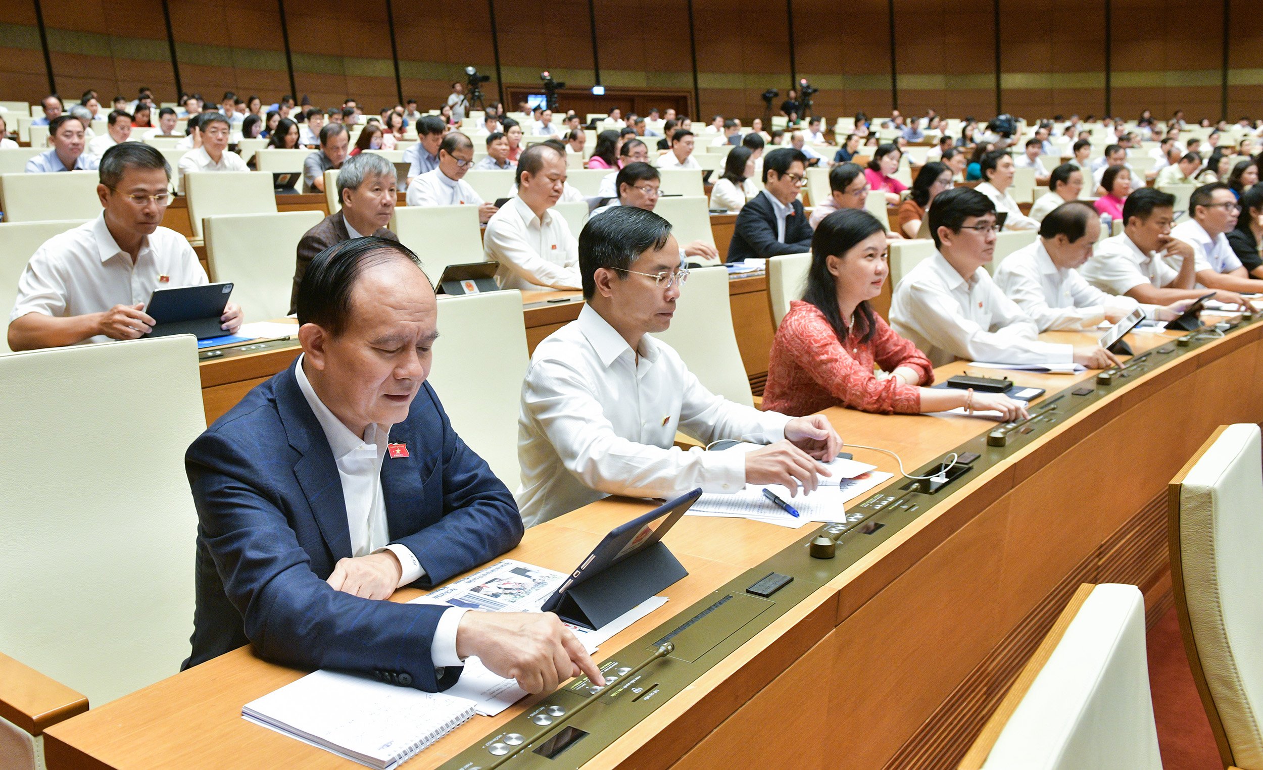 Chủ tịch UBND các cấp của Hà Nội có quyền yêu cầu cắt điện, nước công trình vi phạm - Ảnh 1.
