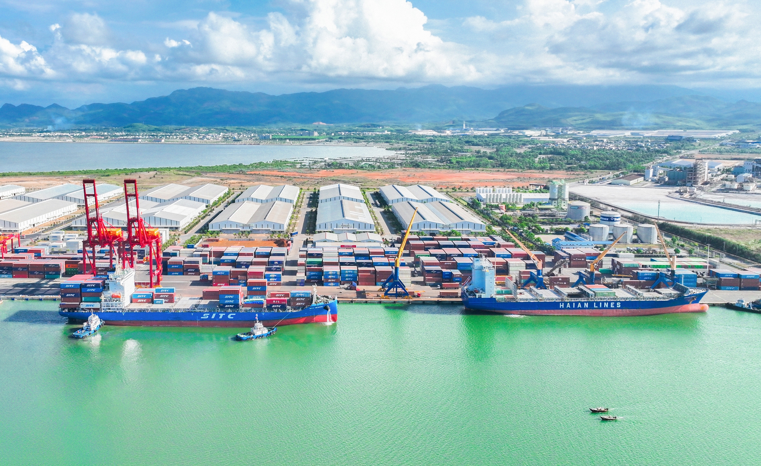 Cảng Chu Lai hợp tác với nhiều hãng tàu quốc tế phục vụ hoạt động xuất nhập khẩu hàng hóa cho các doanh nghiệp.