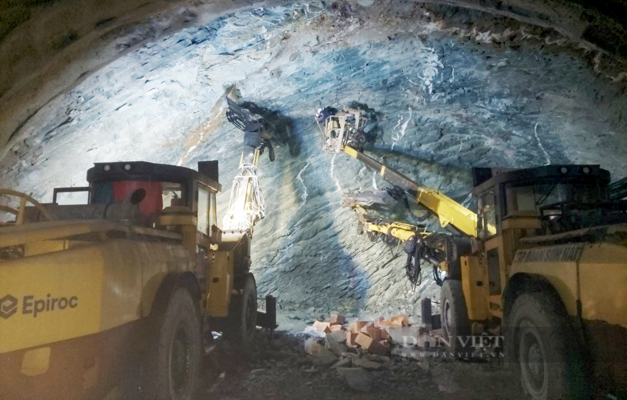 Công nhân đào hầm Đèo Bụt xuyên núi trị giá hơn 1.000 tỷ đồng qua Hà Tĩnh- Ảnh 3.