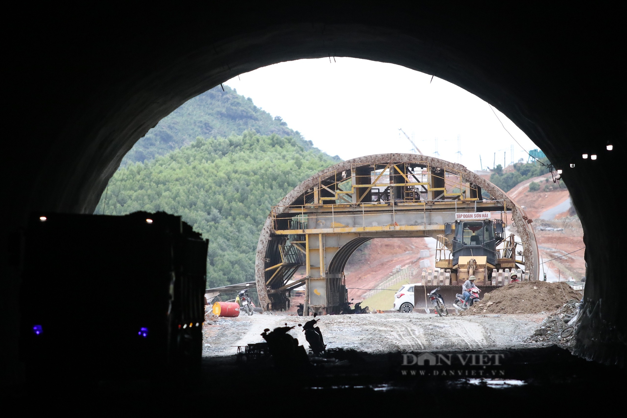 Công nhân đào hầm Đèo Bụt xuyên núi trị giá hơn 1.000 tỷ đồng qua Hà Tĩnh- Ảnh 12.