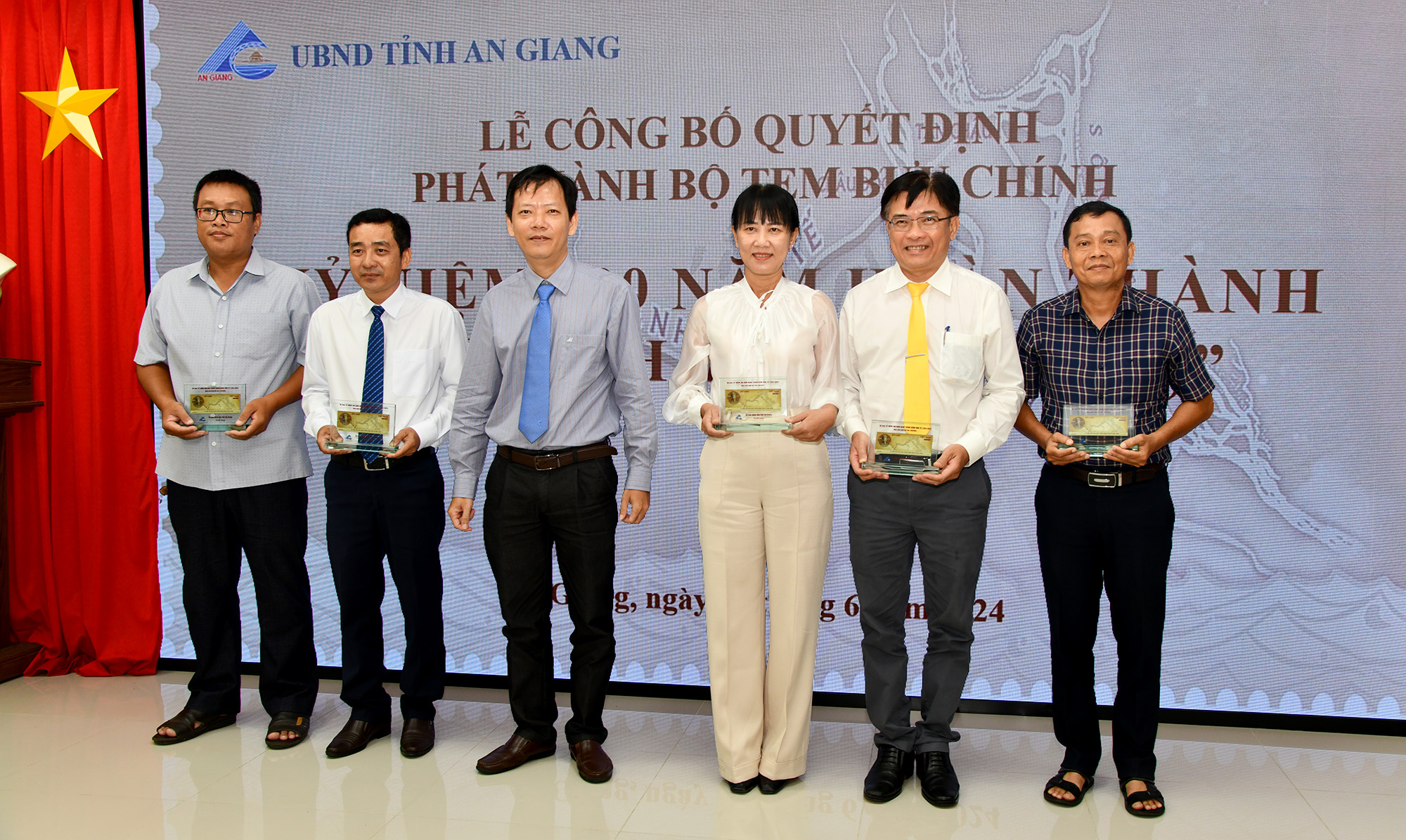 An Giang phát hành bộ tem bưu chính "Kỷ niệm 200 năm hoàn thành kênh Vĩnh Tế"- Ảnh 2.
