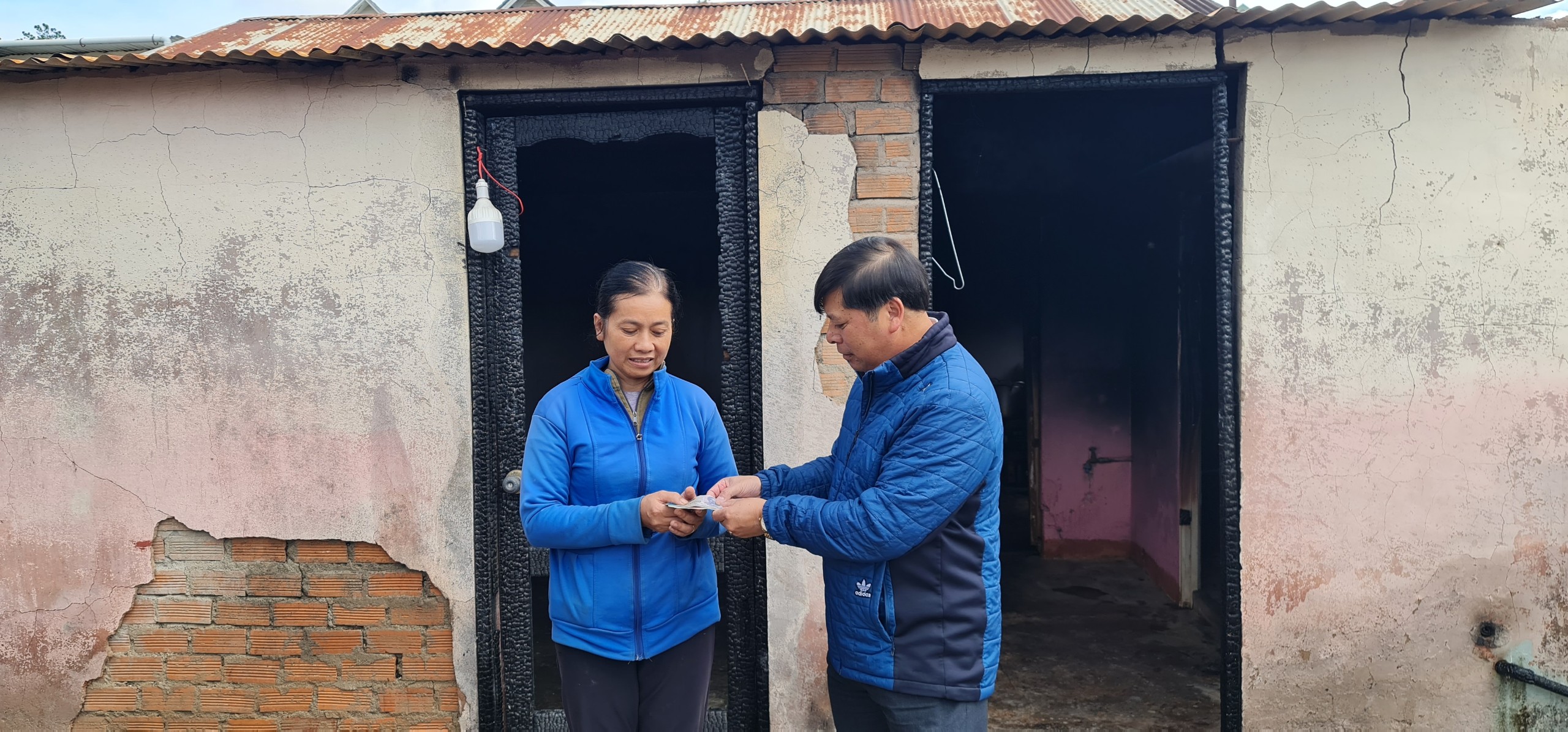 Hỗ trợ gia đình ông Trần Quang Ánh sửa nhà trong vụ cháy ở Đà Lạt khiến 3 cháu bé tử vong- Ảnh 3.