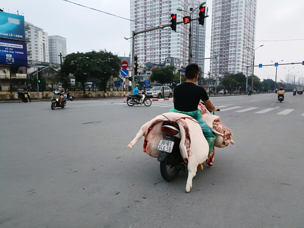 "Lợn, gà khỏa thân" vẫn xuất hiện trên đường, đề xuất thu thuế đối với giết mổ gia súc, gia cầm- Ảnh 2.