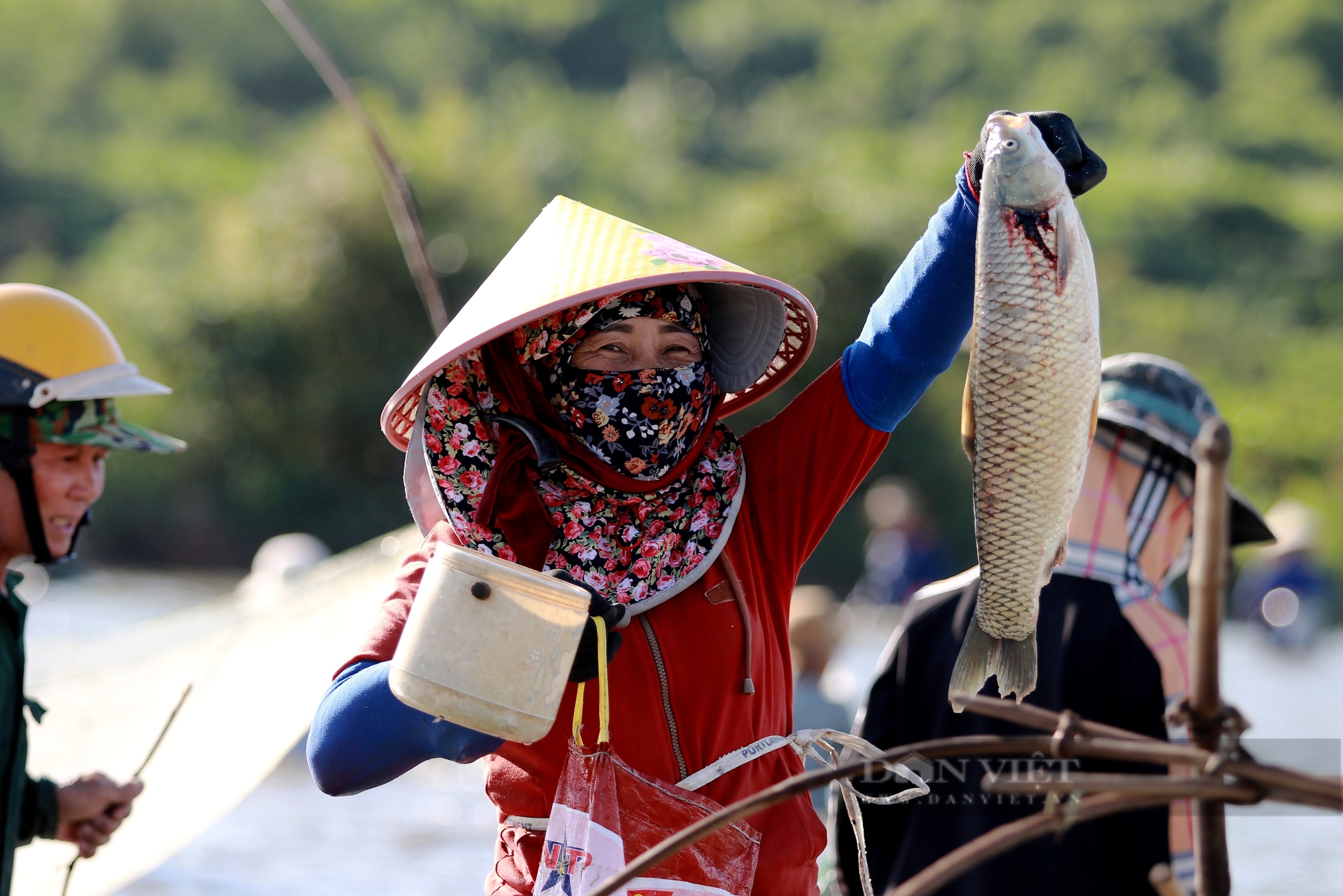Cả làng rủ nhau dậy sớm tham gia lễ hội bắt cá, có những con nặng tới 4 kg- Ảnh 11.