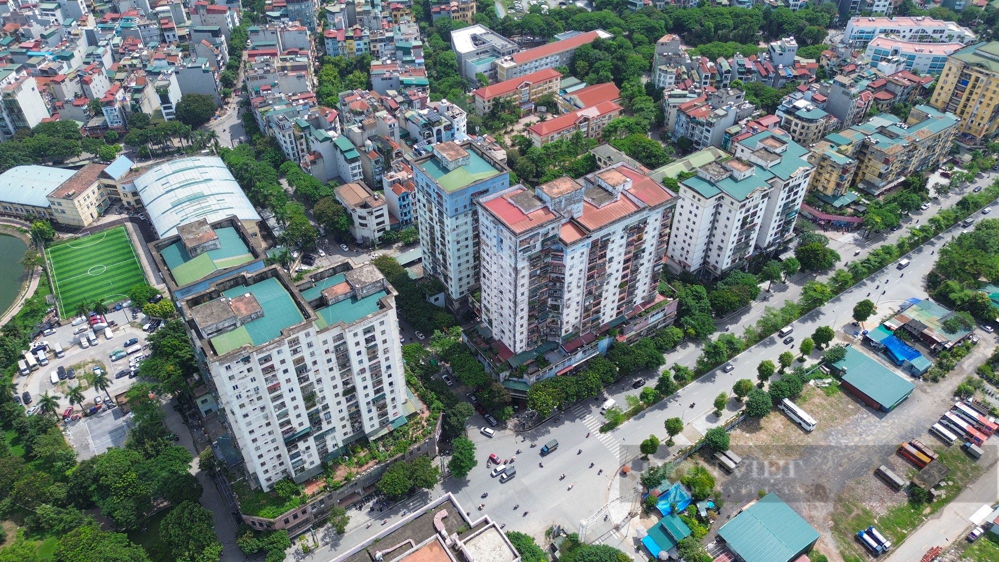 Một phường ở Hà Nội ra quân cắt chuồng cọp, mở lối thoát nạn chung cư- Ảnh 1.