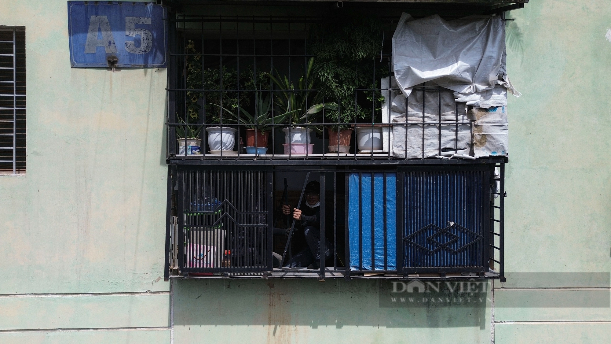 Một phường ở Hà Nội ra quân cắt chuồng cọp, mở lối thoát nạn chung cư- Ảnh 10.
