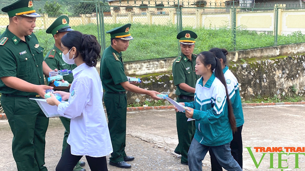 Những hình ảnh đẹp về cán bộ, chiến sĩ BĐBP tỉnh Sơn La tiếp sức mùa thi nơi biên cương- Ảnh 2.