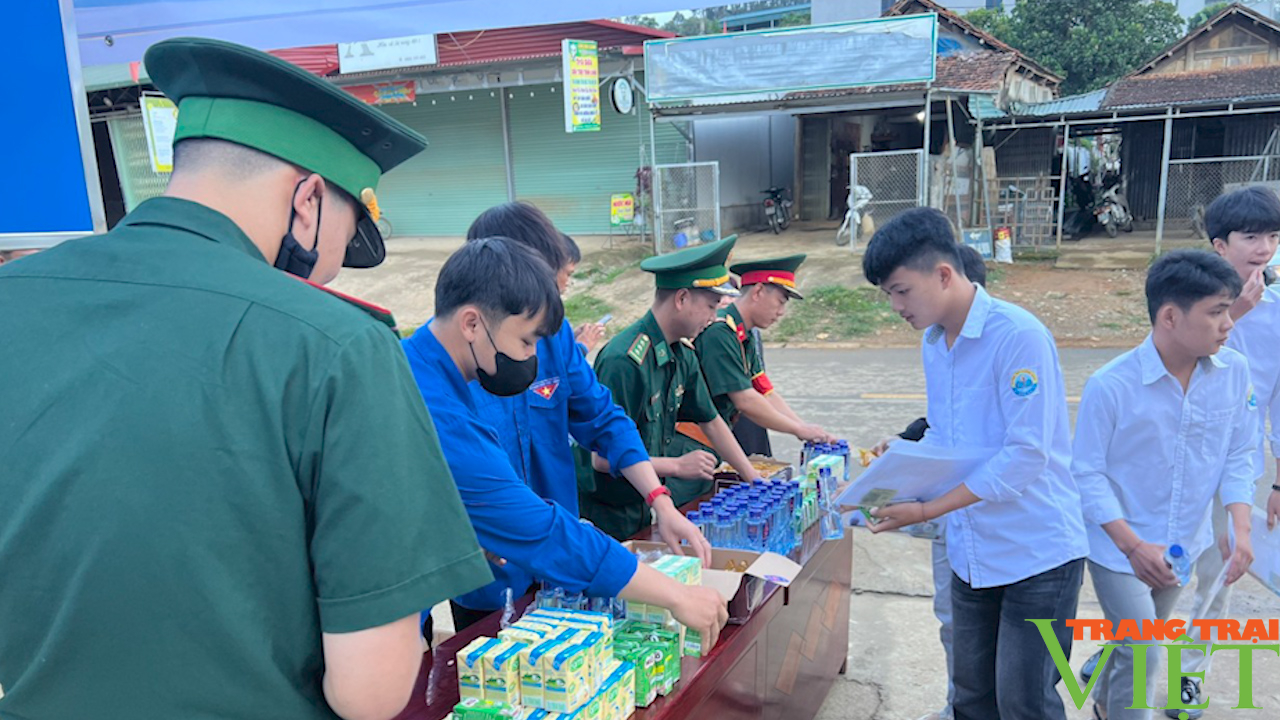 Những hình ảnh đẹp về cán bộ, chiến sĩ BĐBP tỉnh Sơn La tiếp sức mùa thi nơi biên cương- Ảnh 4.