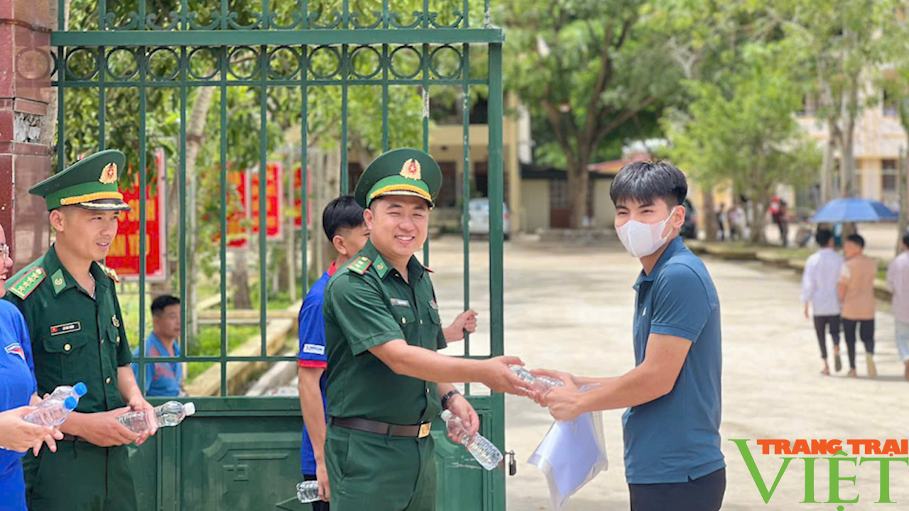 Những hình ảnh đẹp về cán bộ, chiến sĩ BĐBP tỉnh Sơn La tiếp sức mùa thi nơi biên cương- Ảnh 5.