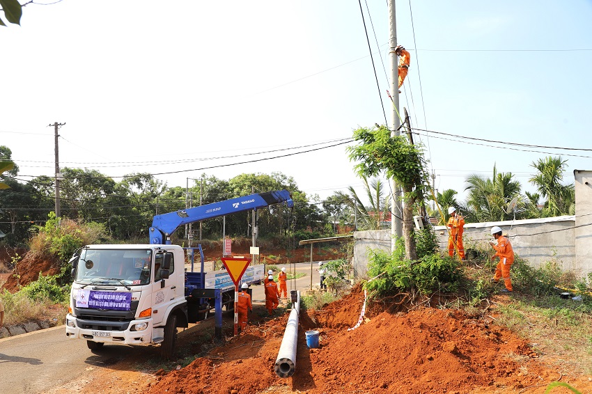 PC Đắk Nông triển khai đồng bộ nhiều giải pháp cấp điện ổn định, an toàn trong mùa mưa bão - Ảnh 1.