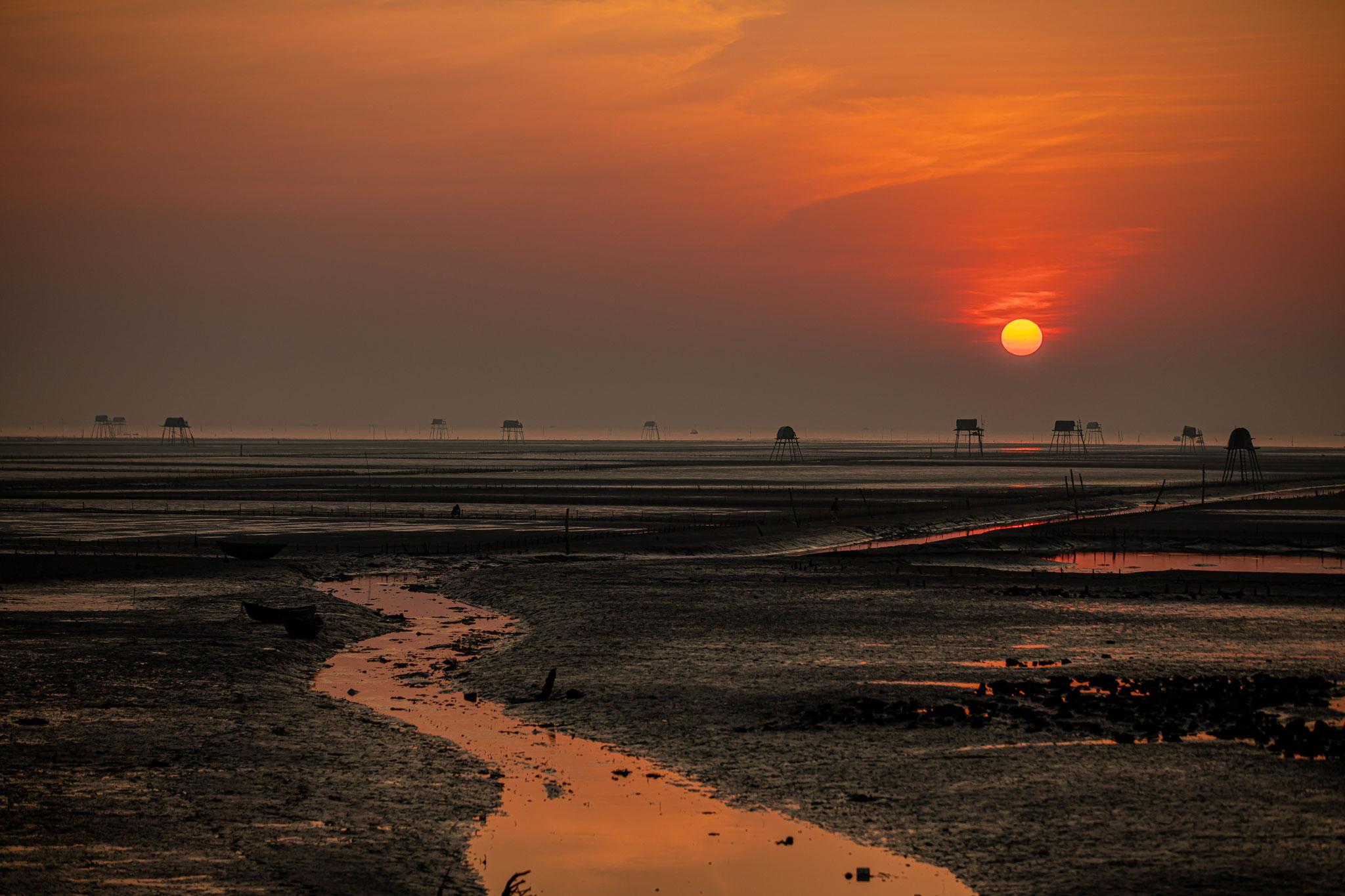 Vẻ đẹp như mơ như thực của bãi biển Đồng Châu trong ánh bình minh- Ảnh 2.