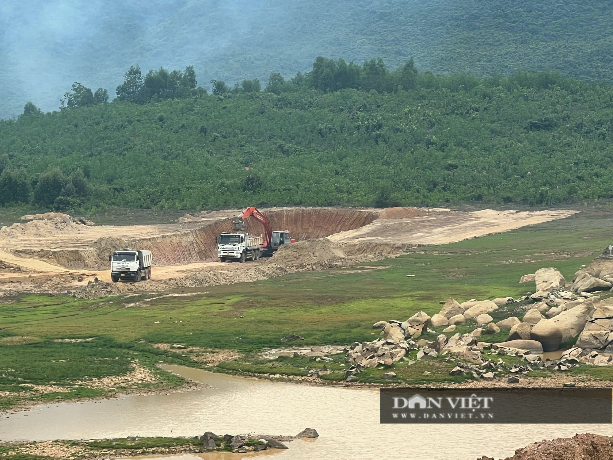 Bình Định: Ngang nhiên lợi dụng thi công dự án để vận chuyển trái phép đất quốc phòng ra bên ngoài- Ảnh 1.