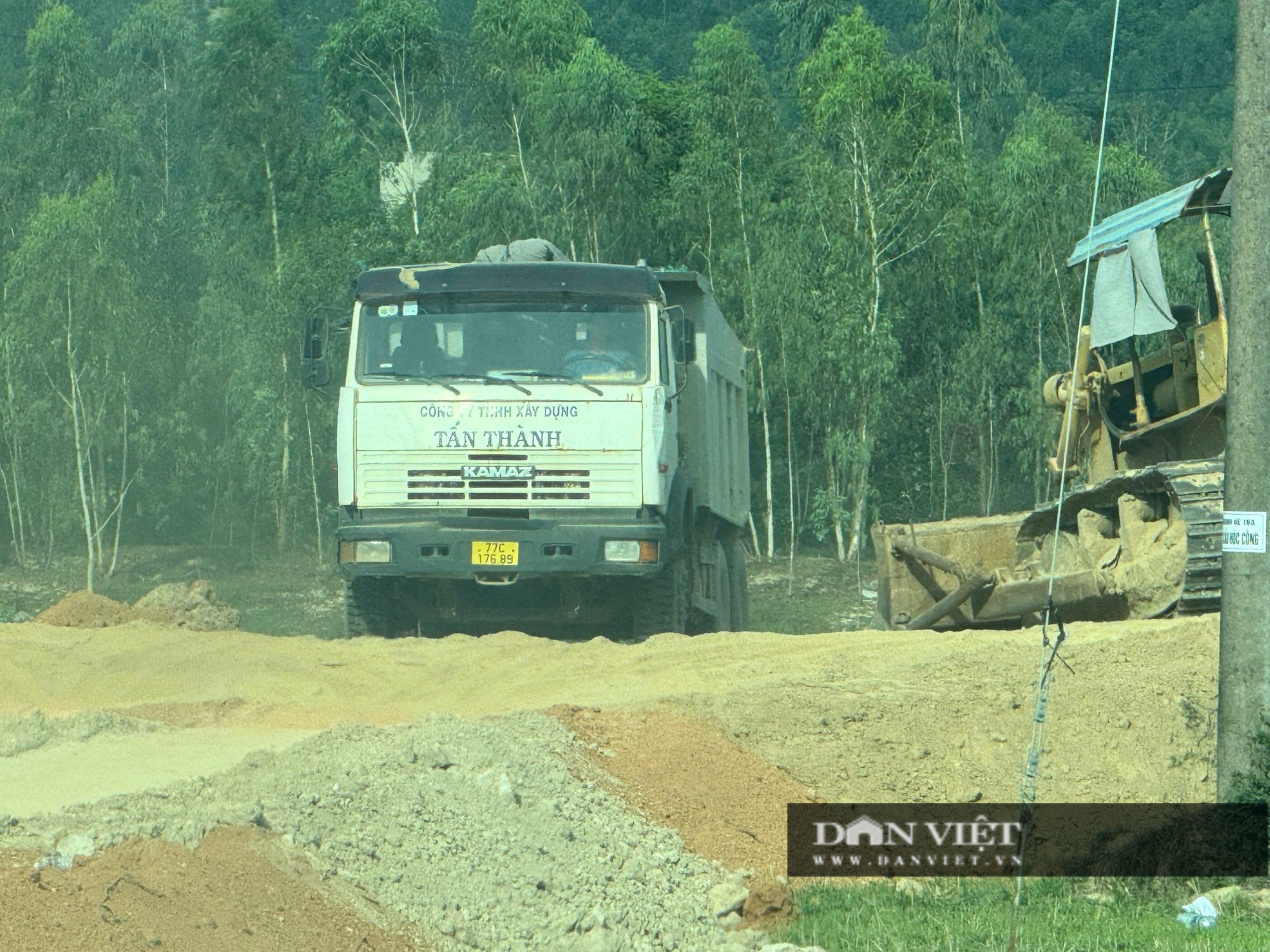 Bình Định: Ngang nhiên lợi dụng thi công dự án để vận chuyển trái phép đất quốc phòng ra bên ngoài- Ảnh 5.