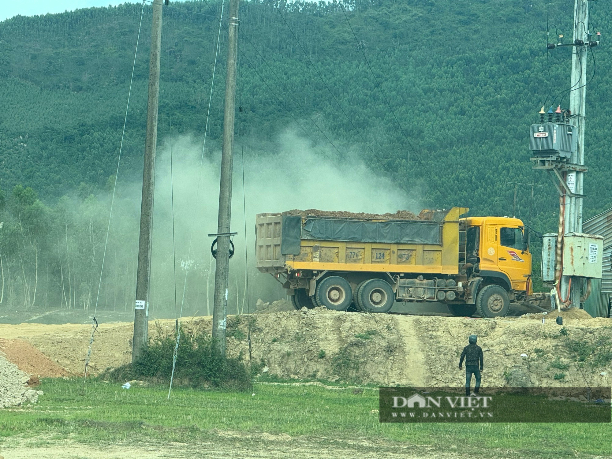 Bình Định: Ngang nhiên lợi dụng thi công dự án để vận chuyển trái phép đất quốc phòng ra bên ngoài- Ảnh 6.