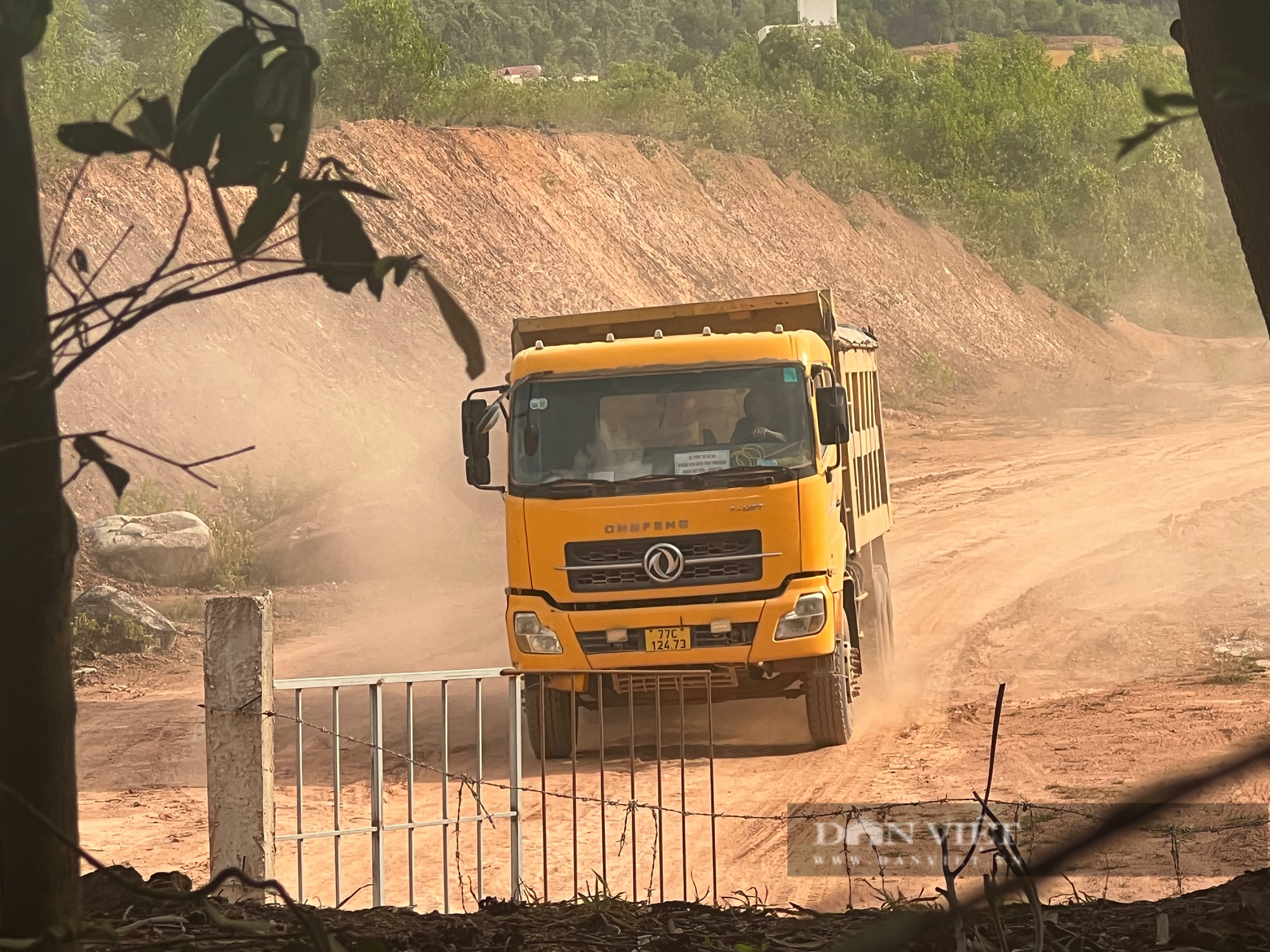 Bình Định: Ngang nhiên lợi dụng thi công dự án để vận chuyển trái phép đất quốc phòng ra bên ngoài- Ảnh 7.