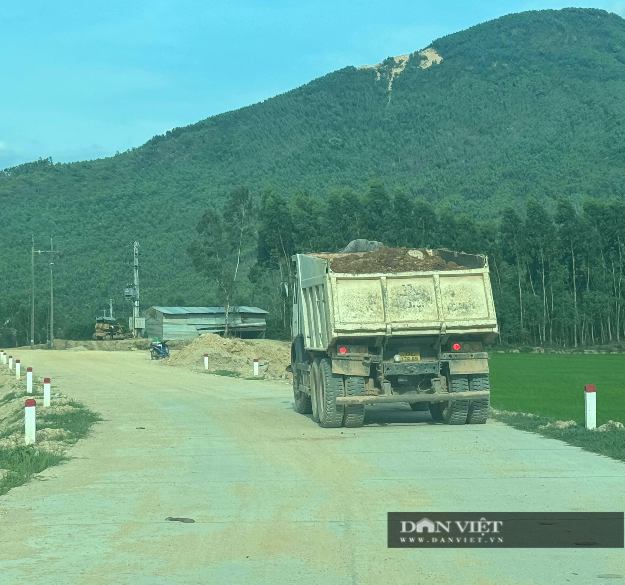 Bình Định: Ngang nhiên lợi dụng thi công dự án để vận chuyển trái phép đất quốc phòng ra bên ngoài- Ảnh 9.