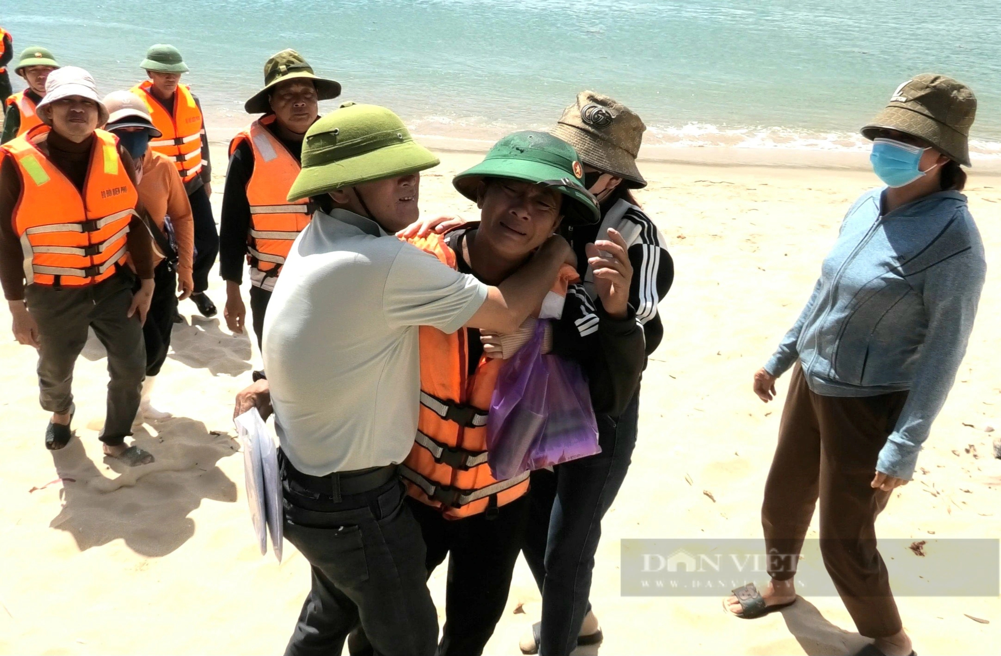 Một tàu cá ở Quảng Bình cứu 4 ngư dân gặp nạn trên biển, đưa vào bờ an toàn- Ảnh 2.