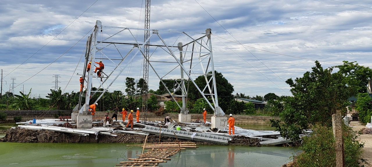 Đội xung kích EVNSPC: Khẩn trương các giải pháp hỗ trợ thi công Dự án ĐZ 500kV mạch 3 Quảng Trạch – Phố Nối- Ảnh 6.