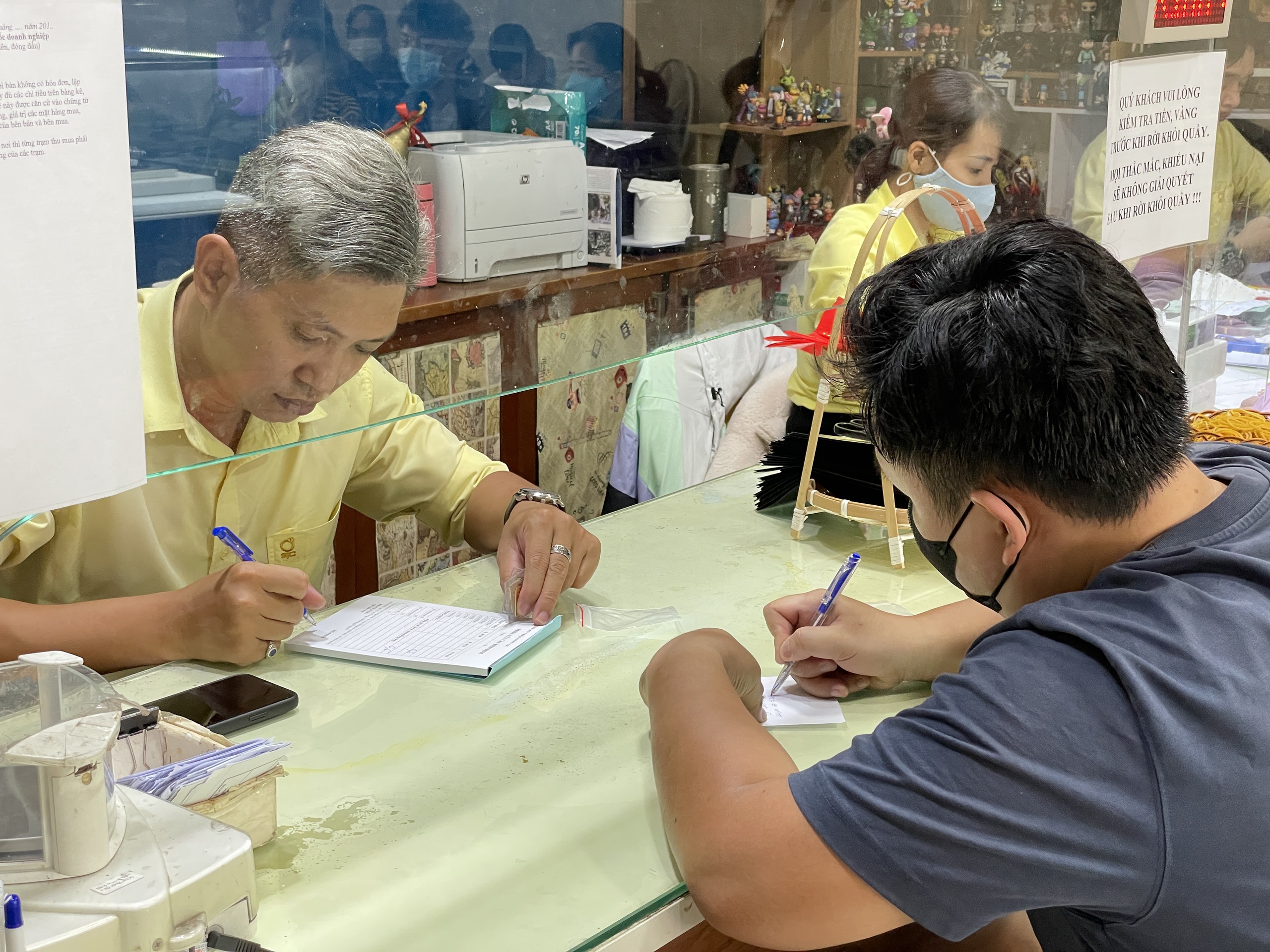 Cảnh chờ mua vàng bình ổn chưa từng thấy tại TP.HCM, SJC, ngân hàng phải ngưng nhận khách sớm- Ảnh 5.