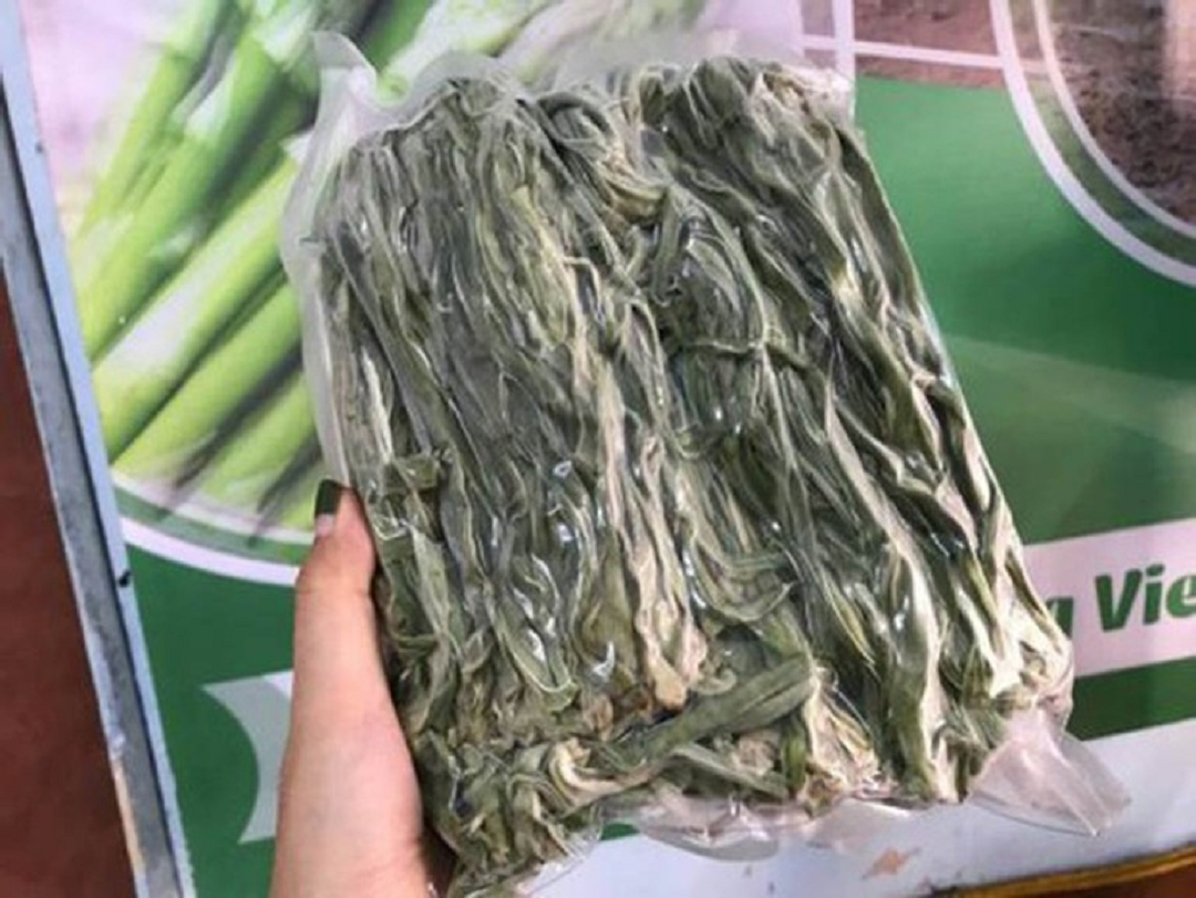 Rau hình dáng trông như nắm cỏ, giá đắt đỏ gần 500.000 đồng/kg mà các bà nội trợ vẫn lùng mua- Ảnh 3.