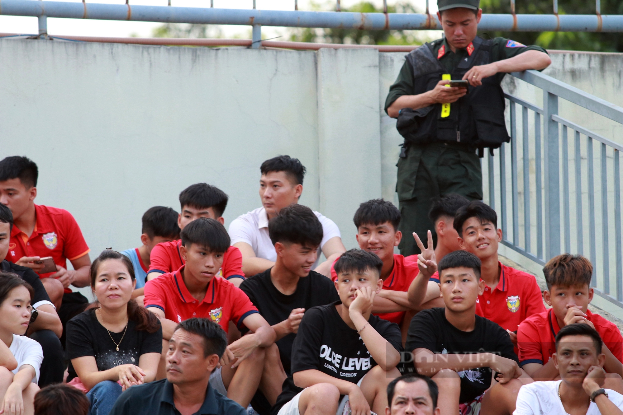 CĐV đốt pháo điện trong ngày Hà Tĩnh phải nhận vé đá play-off- Ảnh 6.