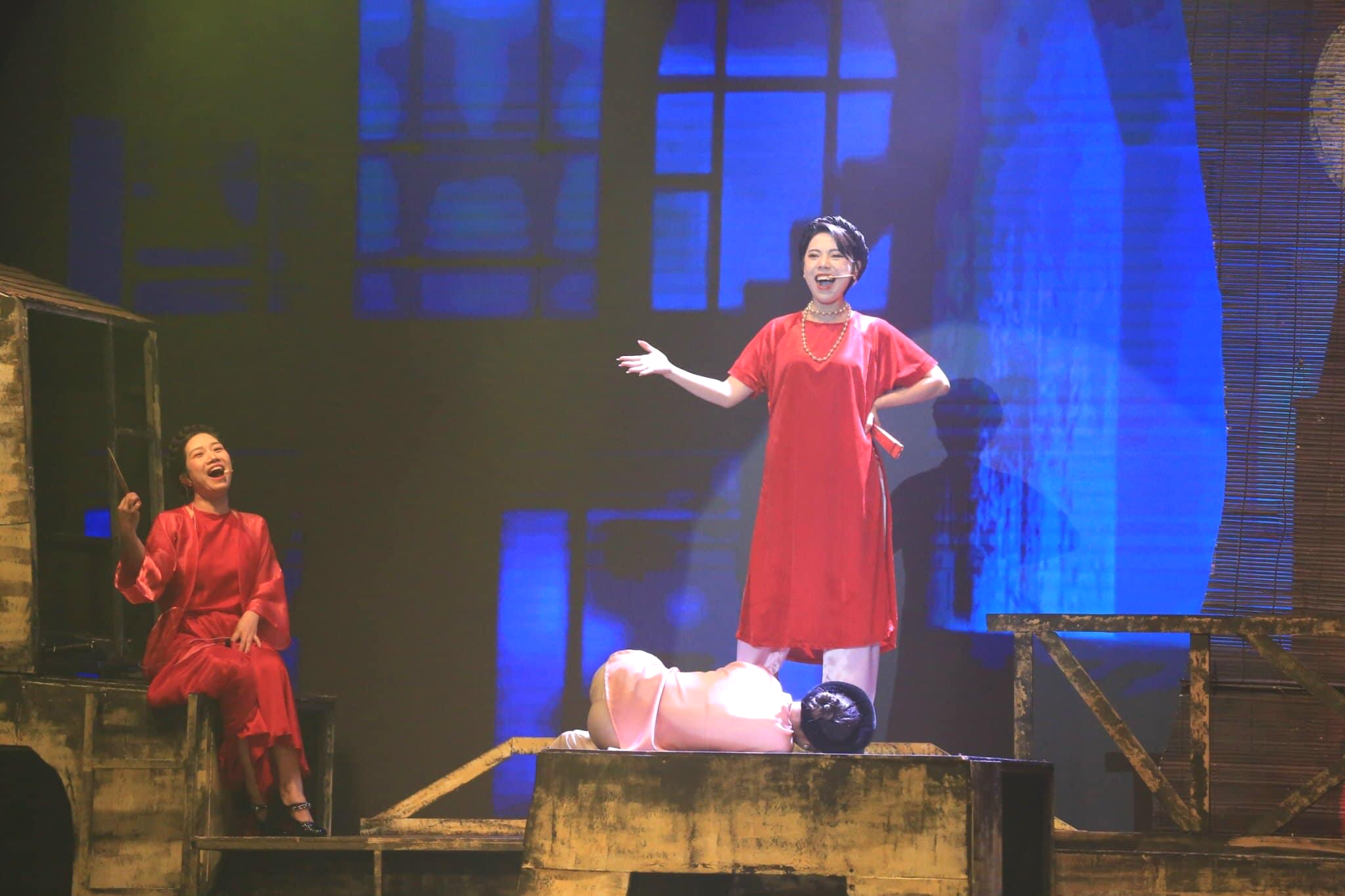 Nhạc kịch Bỉ vỏ khiến con gái nhà văn Nguyên Hồng bật khóc- Ảnh 3.