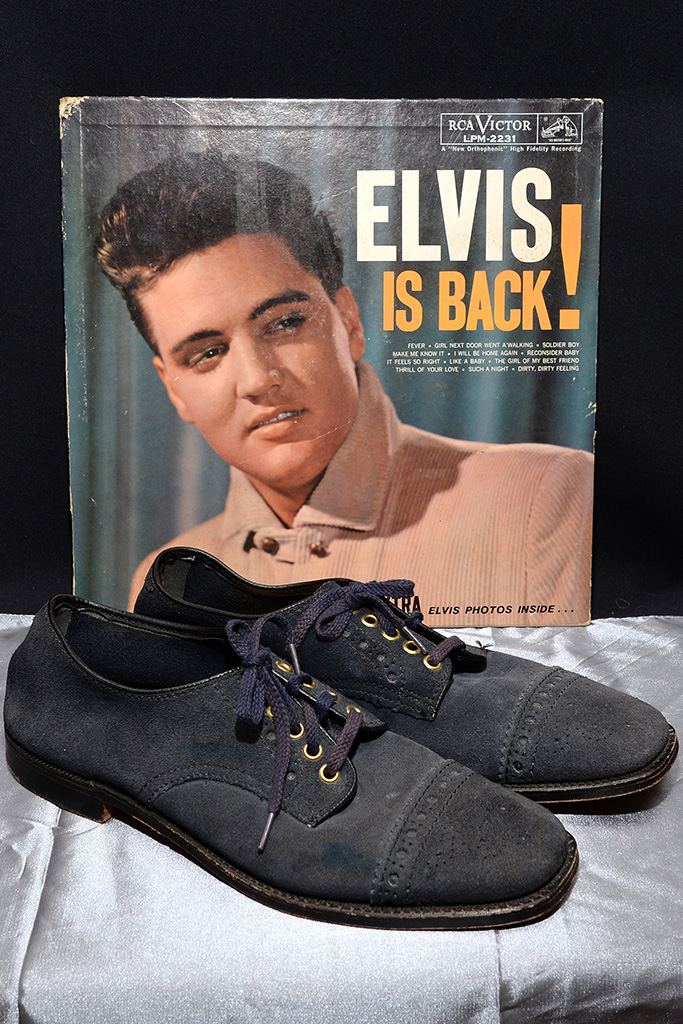 Bỏ tiền tỷ để mua đôi giày da lộn của huyền thoại Elvis Presley- Ảnh 1.