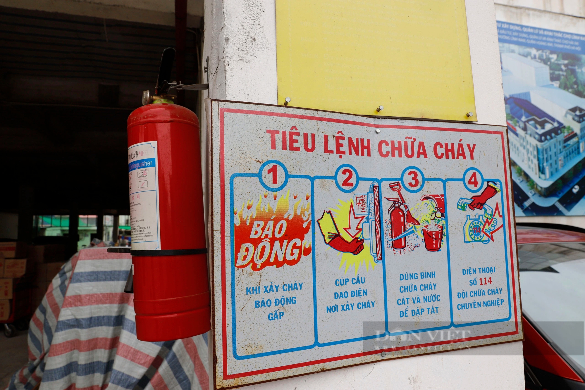 Chợ bỏ hoang ở Hà Nội: BQL viết thư ngỏ mời tiểu thương, kèm ưu đãi nhưng chợ vẫn "vắng như chùa Bà Đanh"- Ảnh 4.