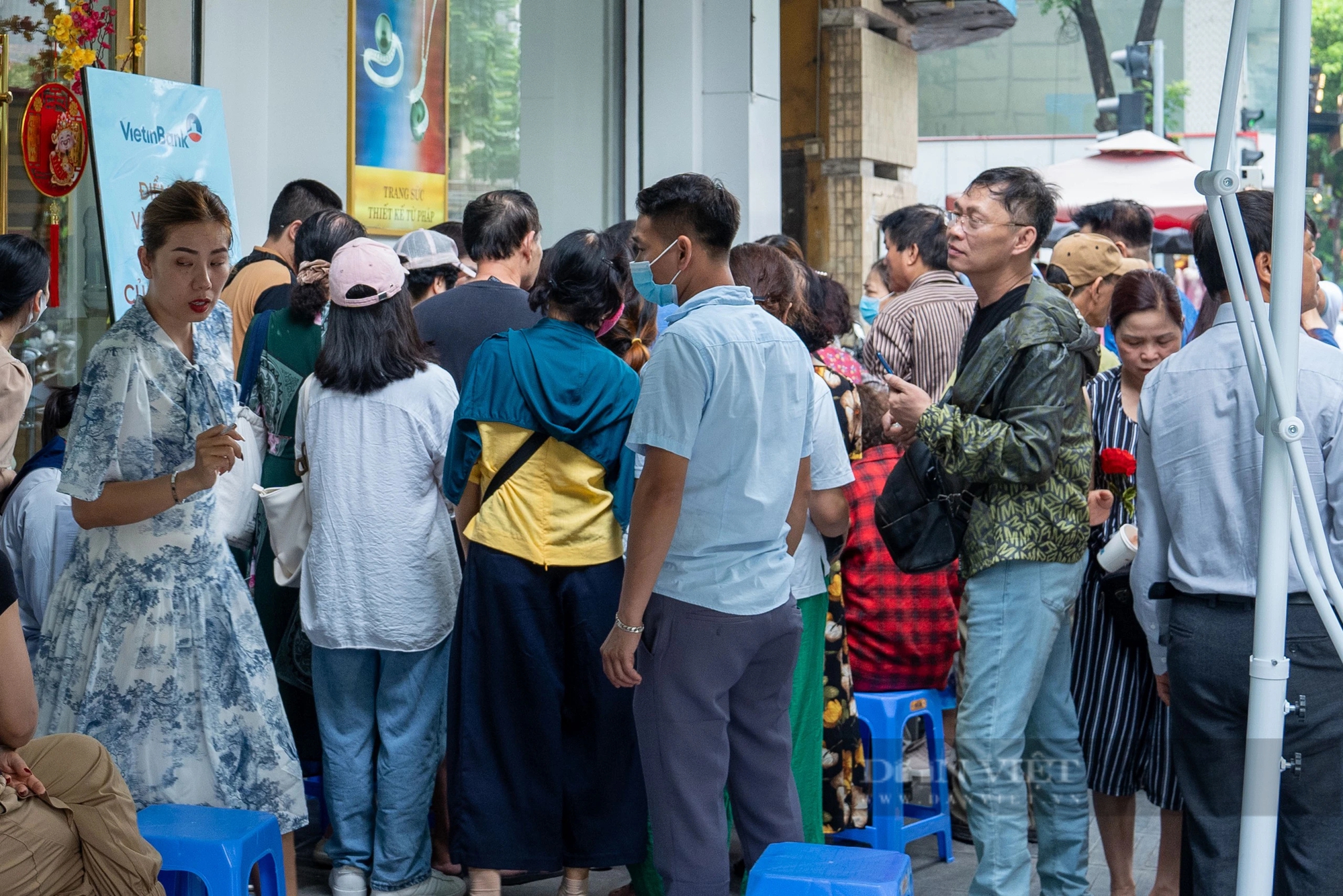 Giá vàng SJC tại phố vàng Hà Trung đắt hơn 3 triệu đồng/lượng so với giá vàng ngân hàng- Ảnh 6.