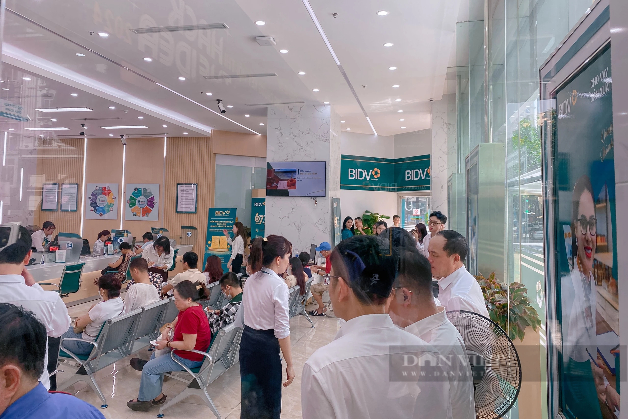 Giá vàng SJC tại phố vàng Hà Trung đắt hơn 3 triệu đồng/lượng so với giá vàng ngân hàng- Ảnh 7.