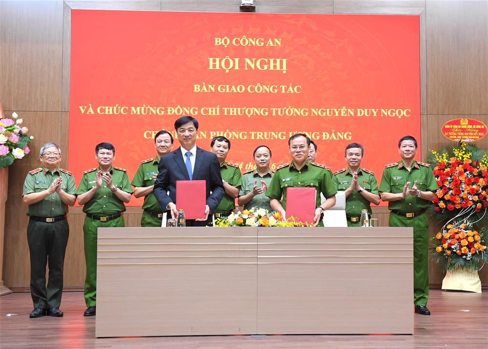 Thượng tướng Nguyễn Duy Ngọc, Chánh Văn phòng Trung ương Đảng bàn giao công tác tại Bộ Công an- Ảnh 1.