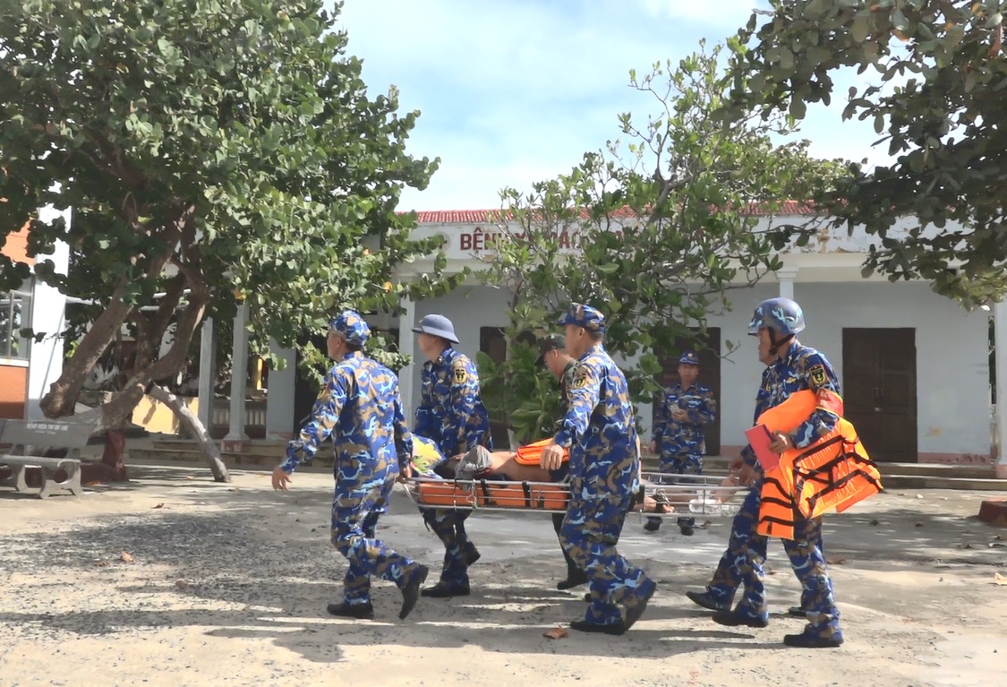 Trực thăng đưa ngư dân bị đứt lìa cánh tay trên biển Trường Sa vào đất liền chữa trị- Ảnh 2.