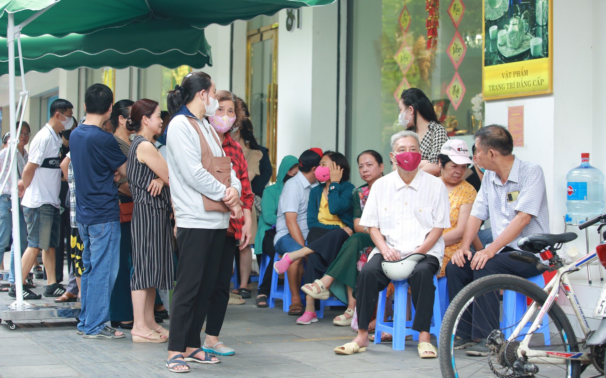 Giá vàng ngân hàng bán hôm nay: Giảm sốc 1 triệu đồng, người dân xếp hàng dài chờ mở cửa