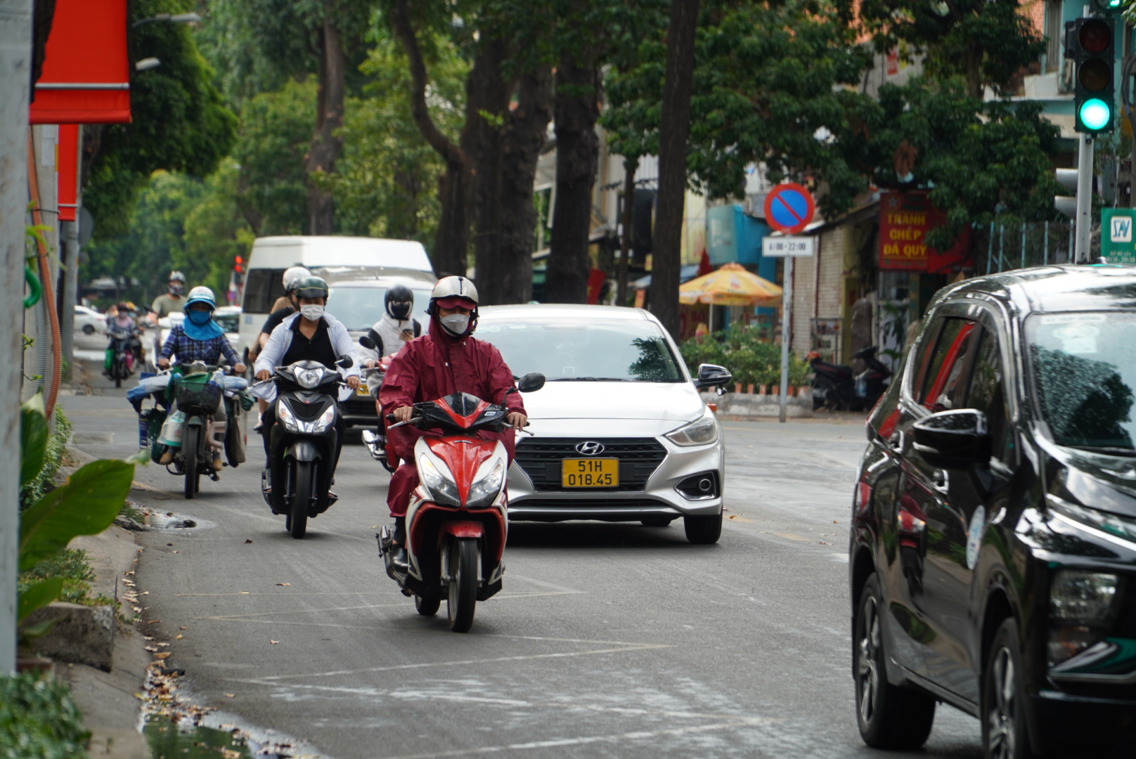 TP.HCM nắng nóng, vắng mưa dù đang mùa mưa- Ảnh 1.