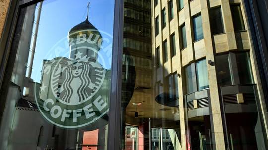 Chuỗi Starbucks của Mỹ rời Nga từ khi chiến sự Ukraine bùng phát giờ nộp đơn xin trở lại- Ảnh 1.