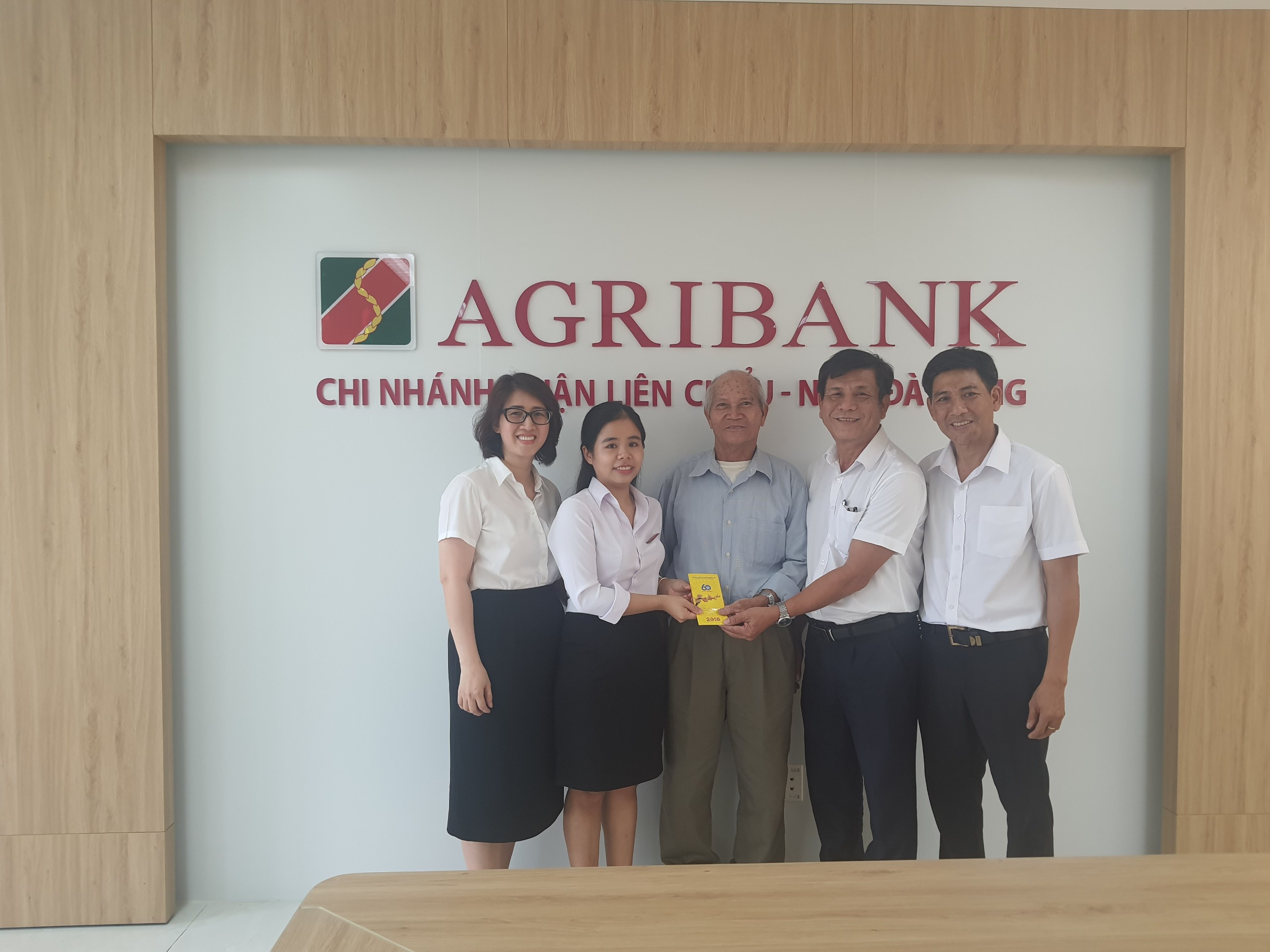 Đà Nẵng: Agribank Chi nhánh quận Liên Chiểu trao trả lại số tiền lớn cho khách hàng vô tình bị đánh rơi- Ảnh 1.
