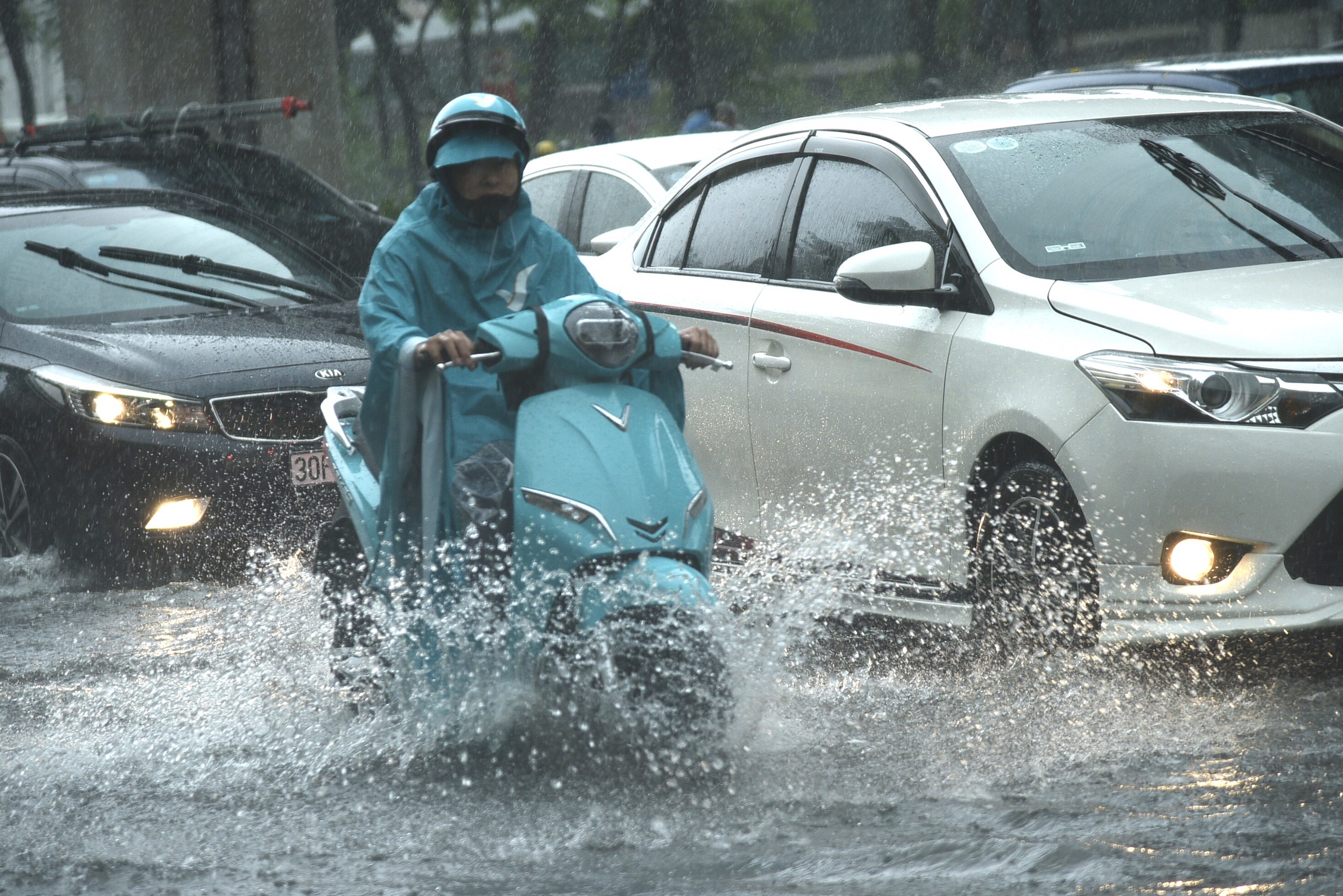 Ngập úng sau mưa lớn, người dân Thủ đô vật vã trên đường đi làm- Ảnh 9.