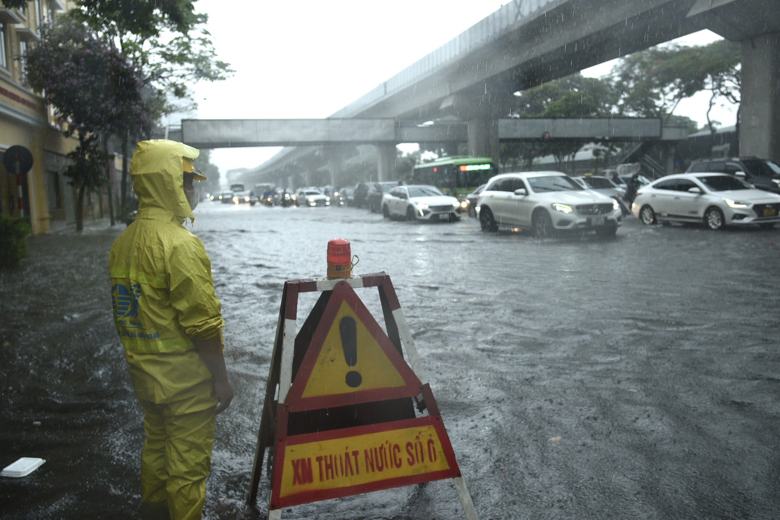 Ngập úng sau mưa lớn, người dân Thủ đô vật vã trên đường đi làm- Ảnh 2.