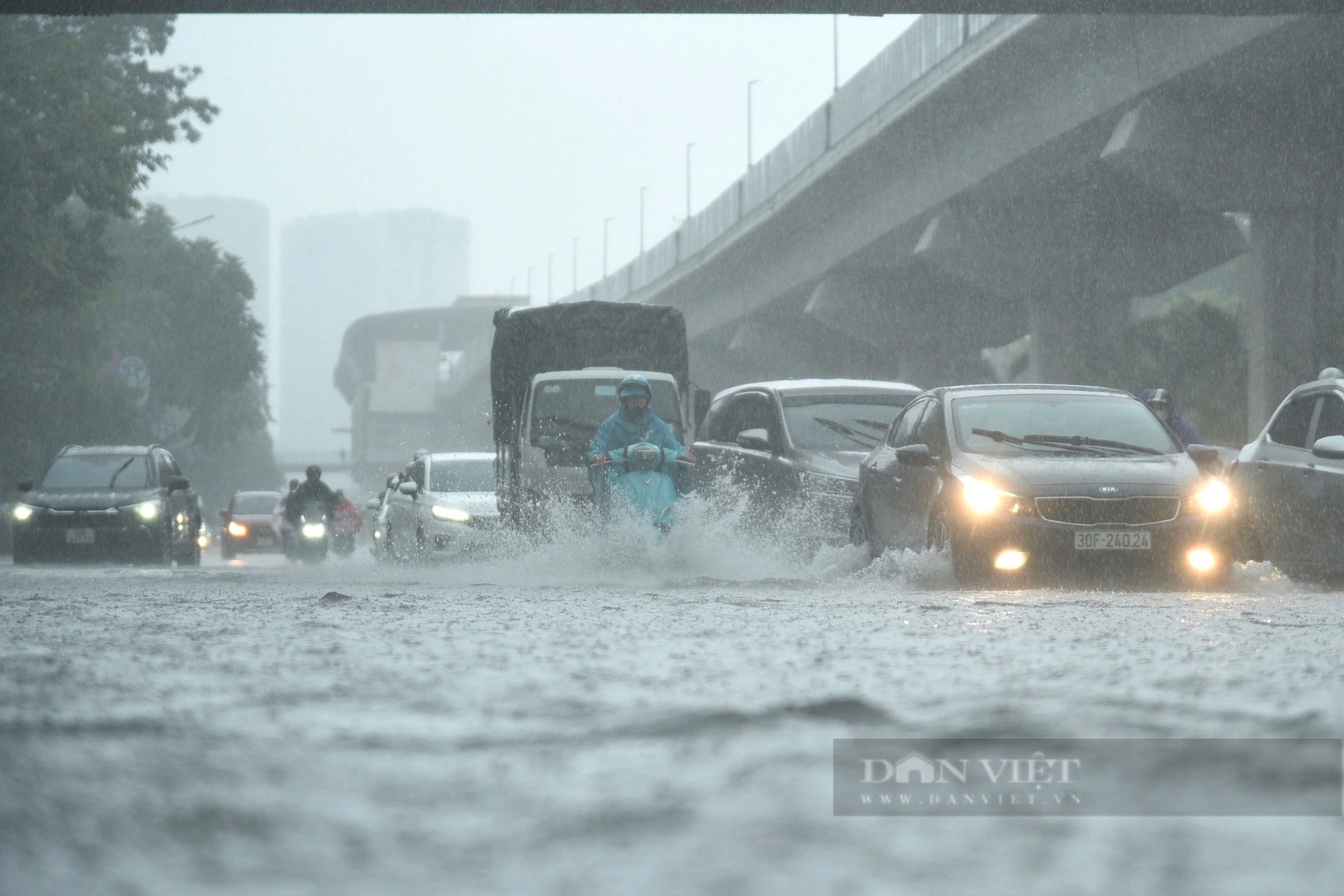 Ngập úng sau mưa lớn, người dân Thủ đô vật vã trên đường đi làm- Ảnh 1.