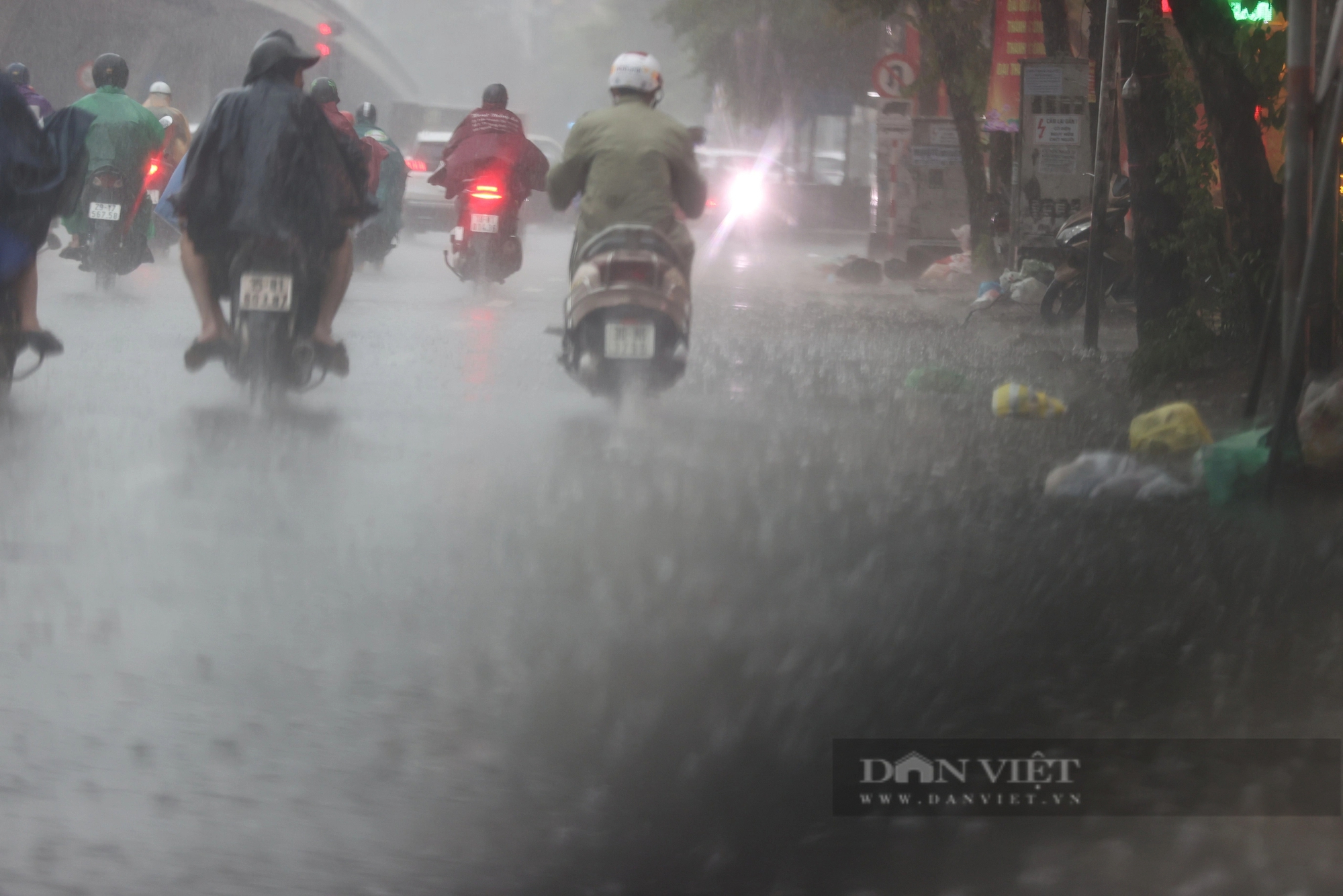 Ngập úng sau mưa lớn, người dân Thủ đô vật vã trên đường đi làm- Ảnh 14.