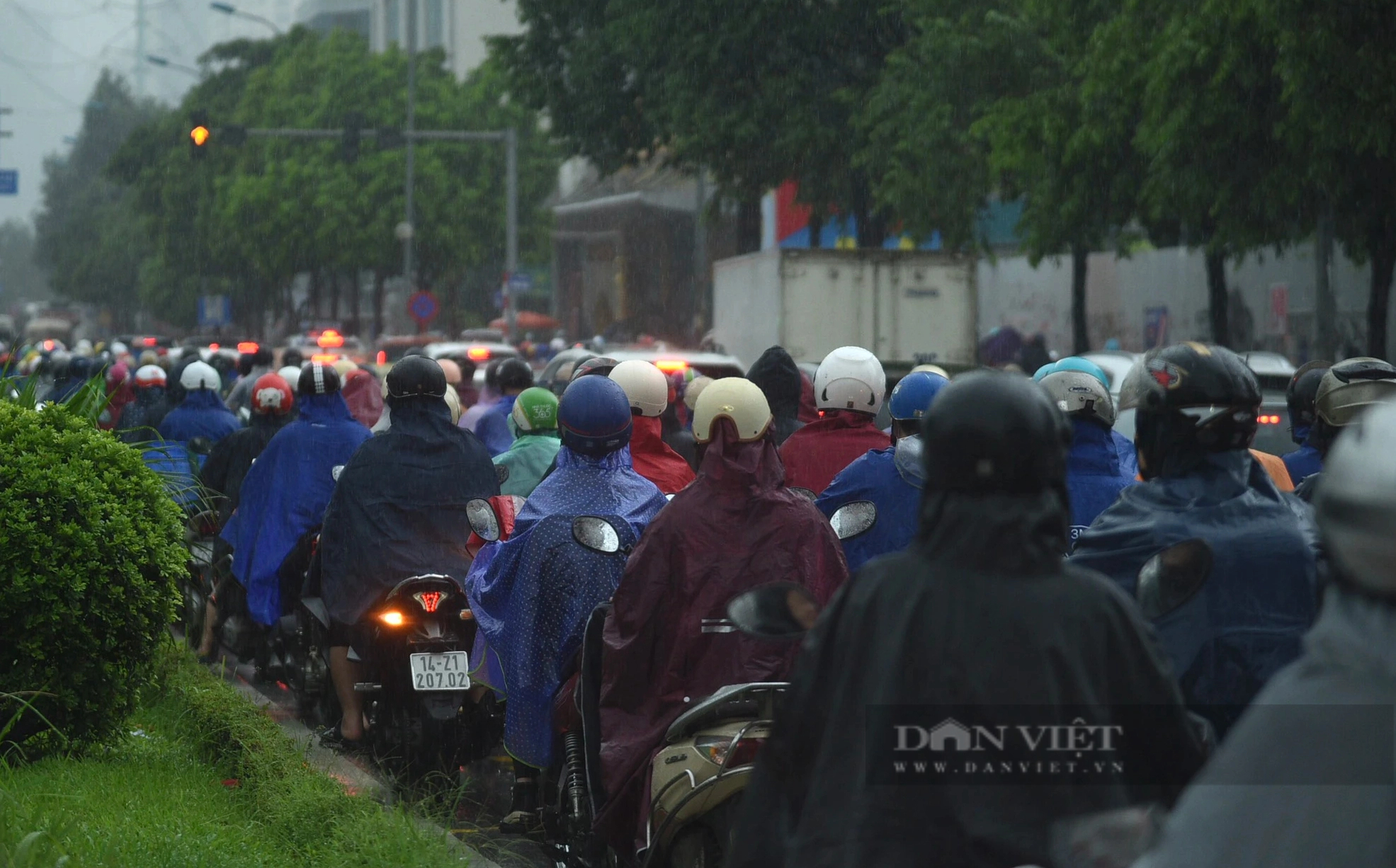 Ngập úng sau mưa lớn, người dân Thủ đô vật vã trên đường đi làm- Ảnh 18.