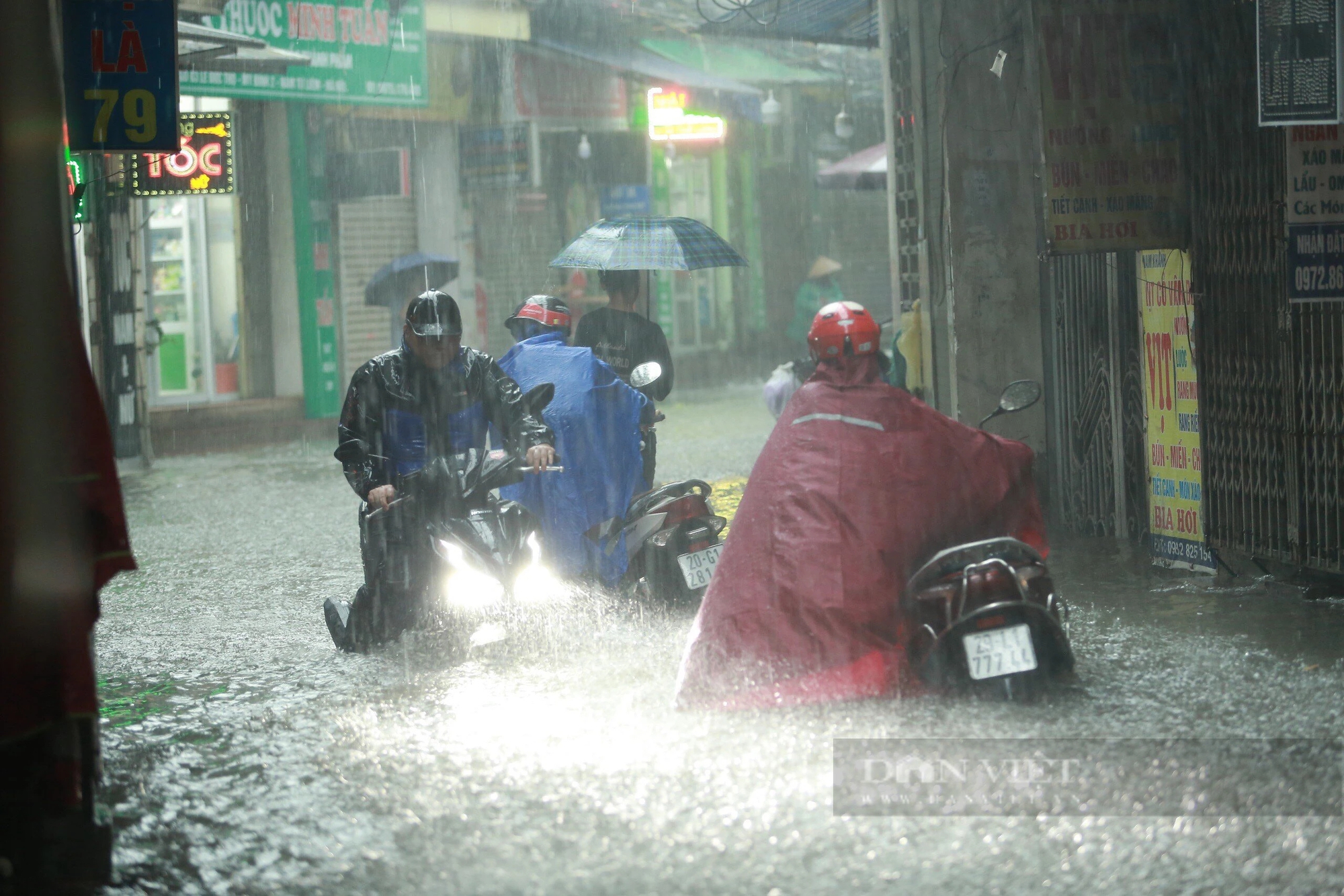 Ngập úng sau mưa lớn, người dân Thủ đô vật vã trên đường đi làm- Ảnh 13.