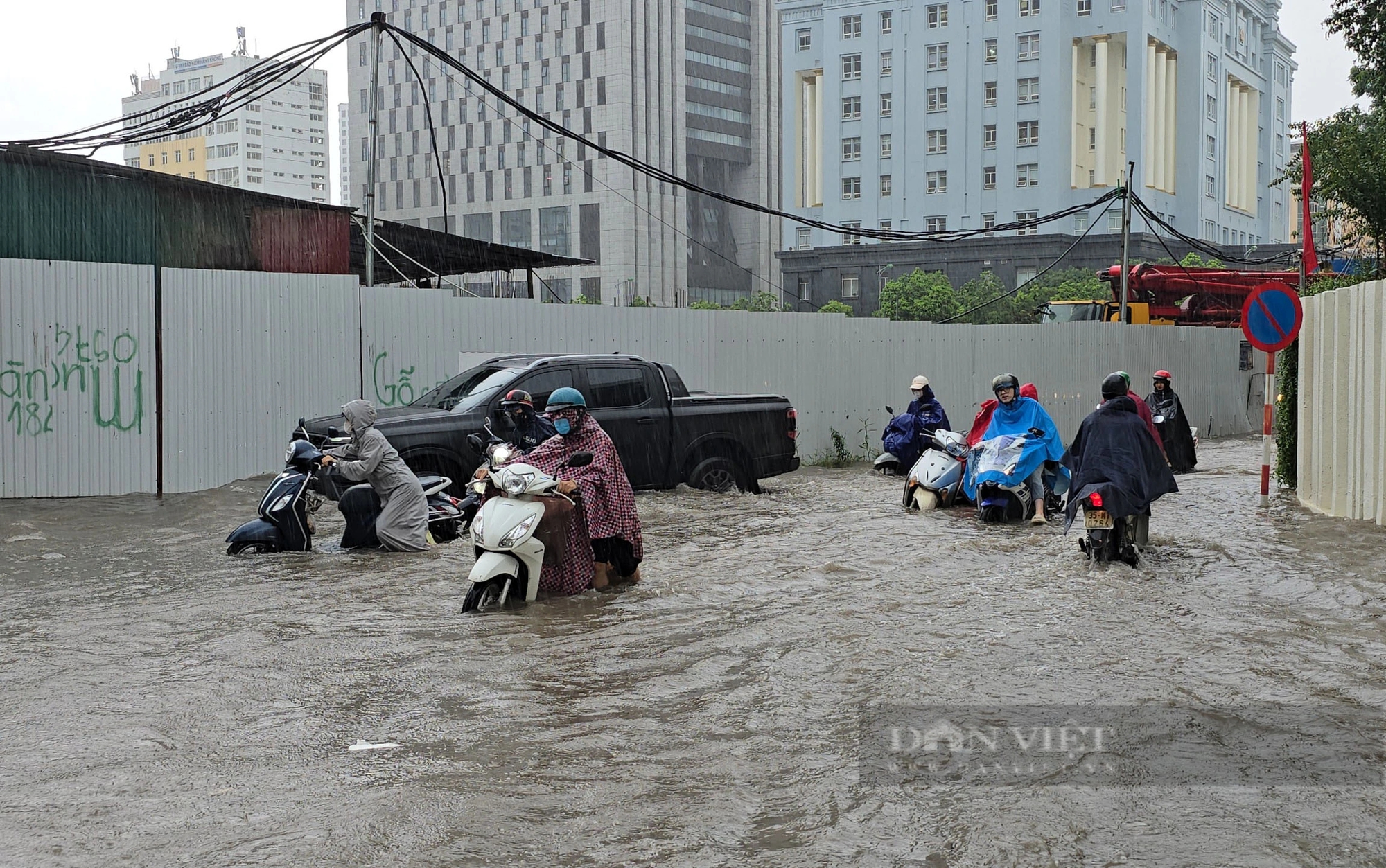 Xe máy chật vật vượt 