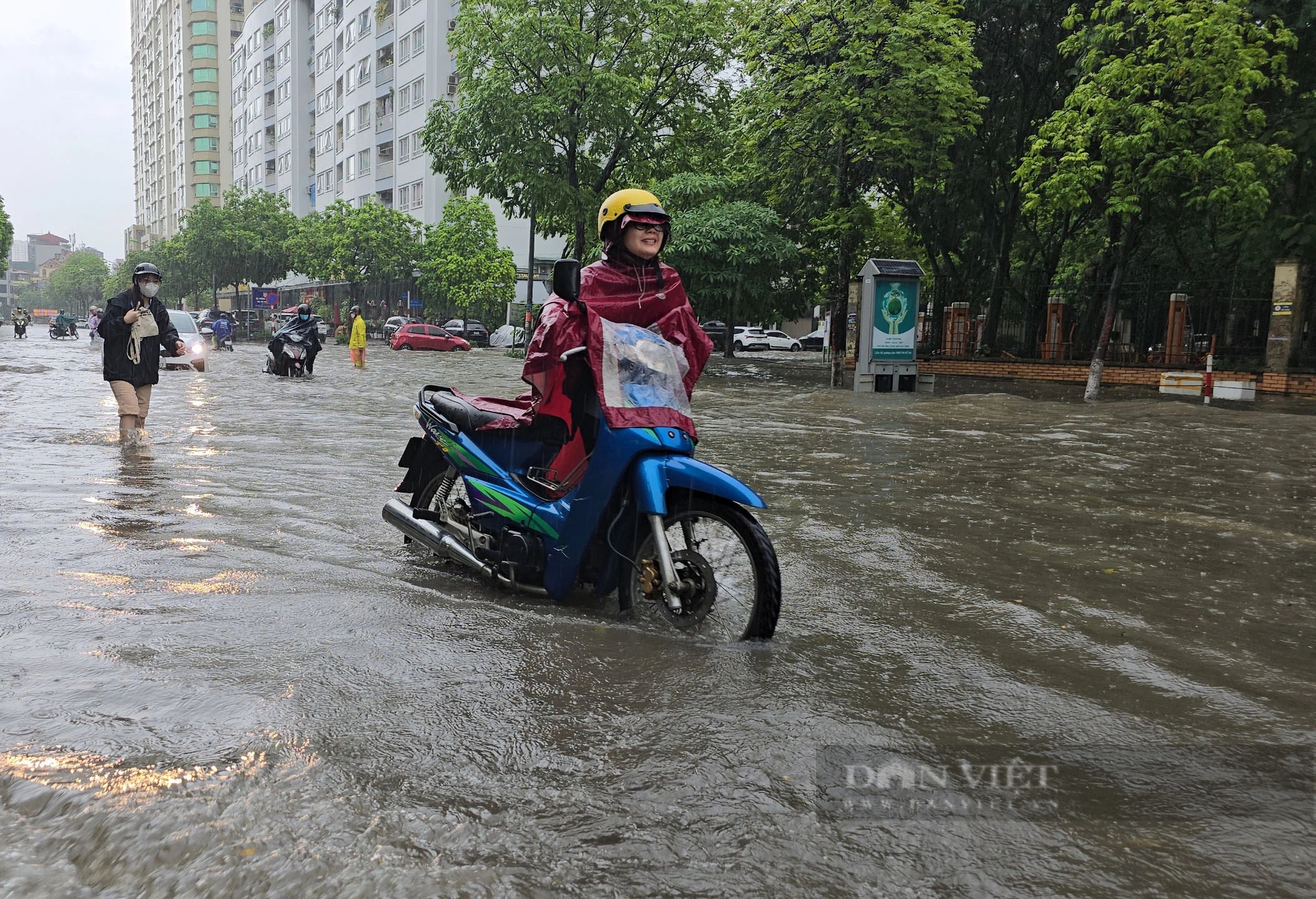 Xe máy chật vật vượt 