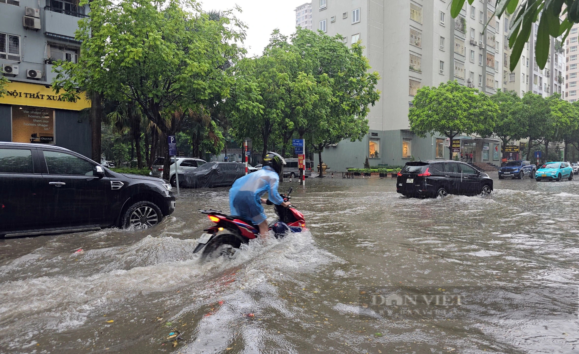 Xe máy chật vật vượt 