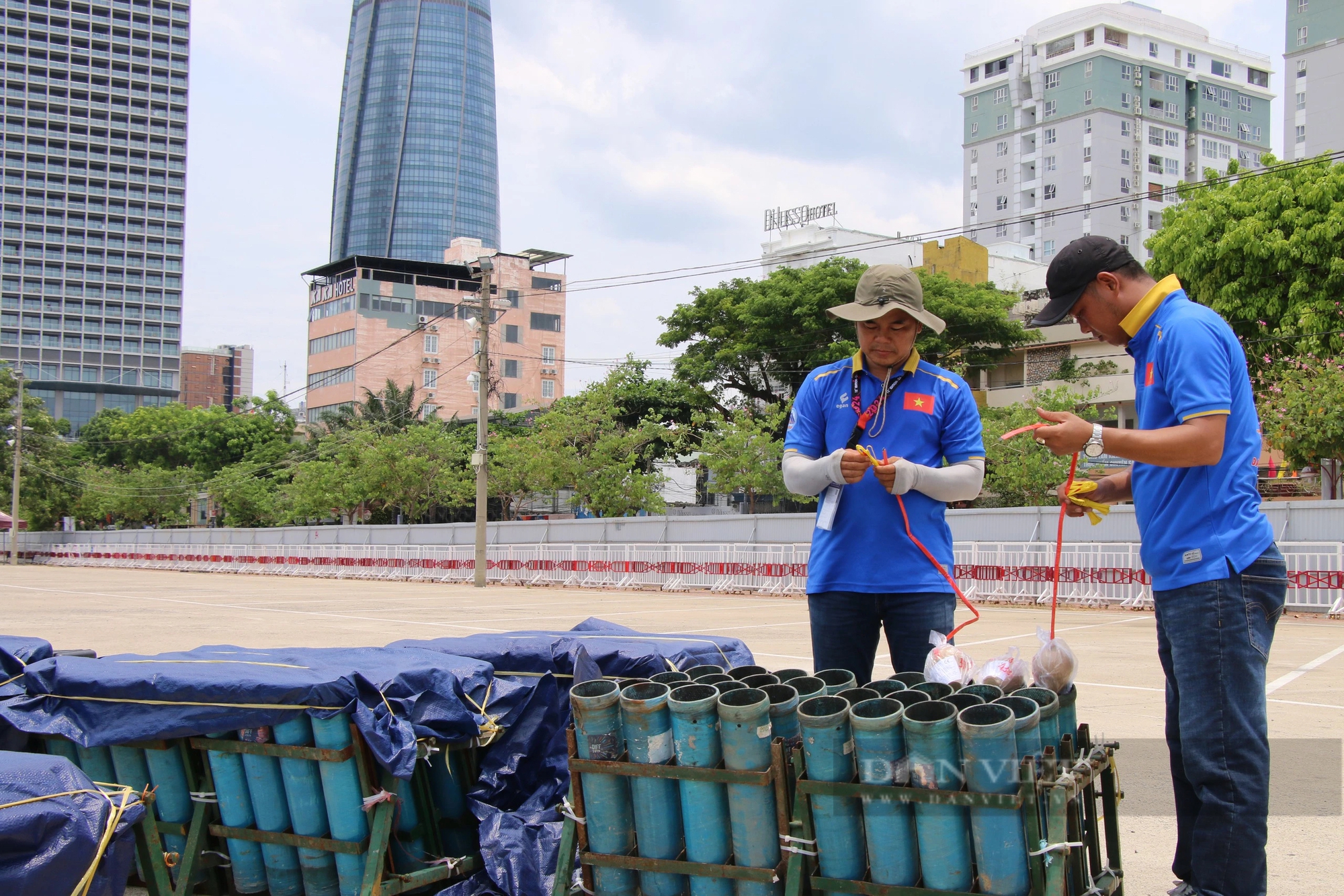 Tận mắt xem "trận địa" pháo hoa Đà Nẵng trước giờ khai hỏa - Ảnh 1.