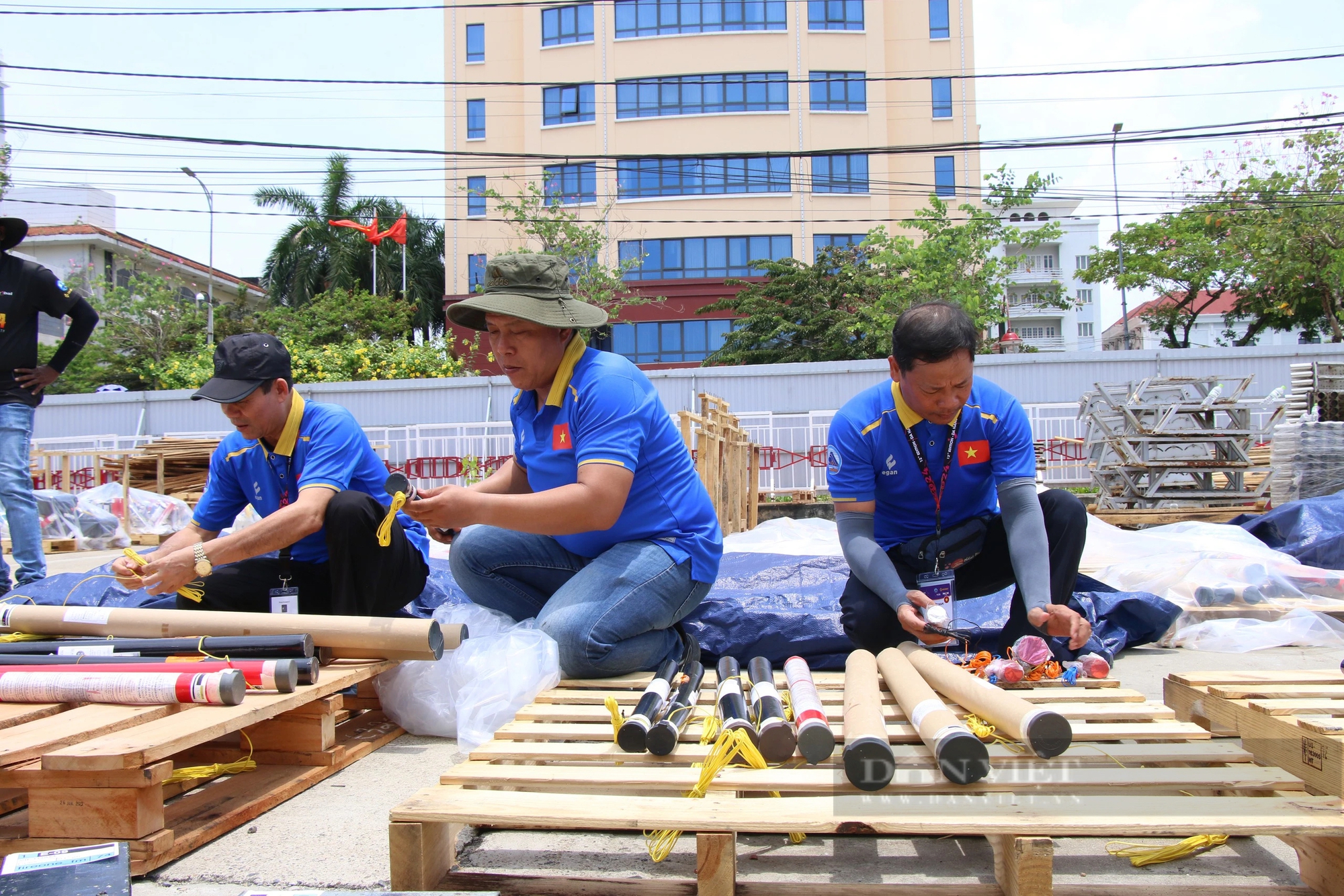 Tận mắt xem "trận địa" pháo hoa Đà Nẵng trước giờ khai hỏa - Ảnh 4.