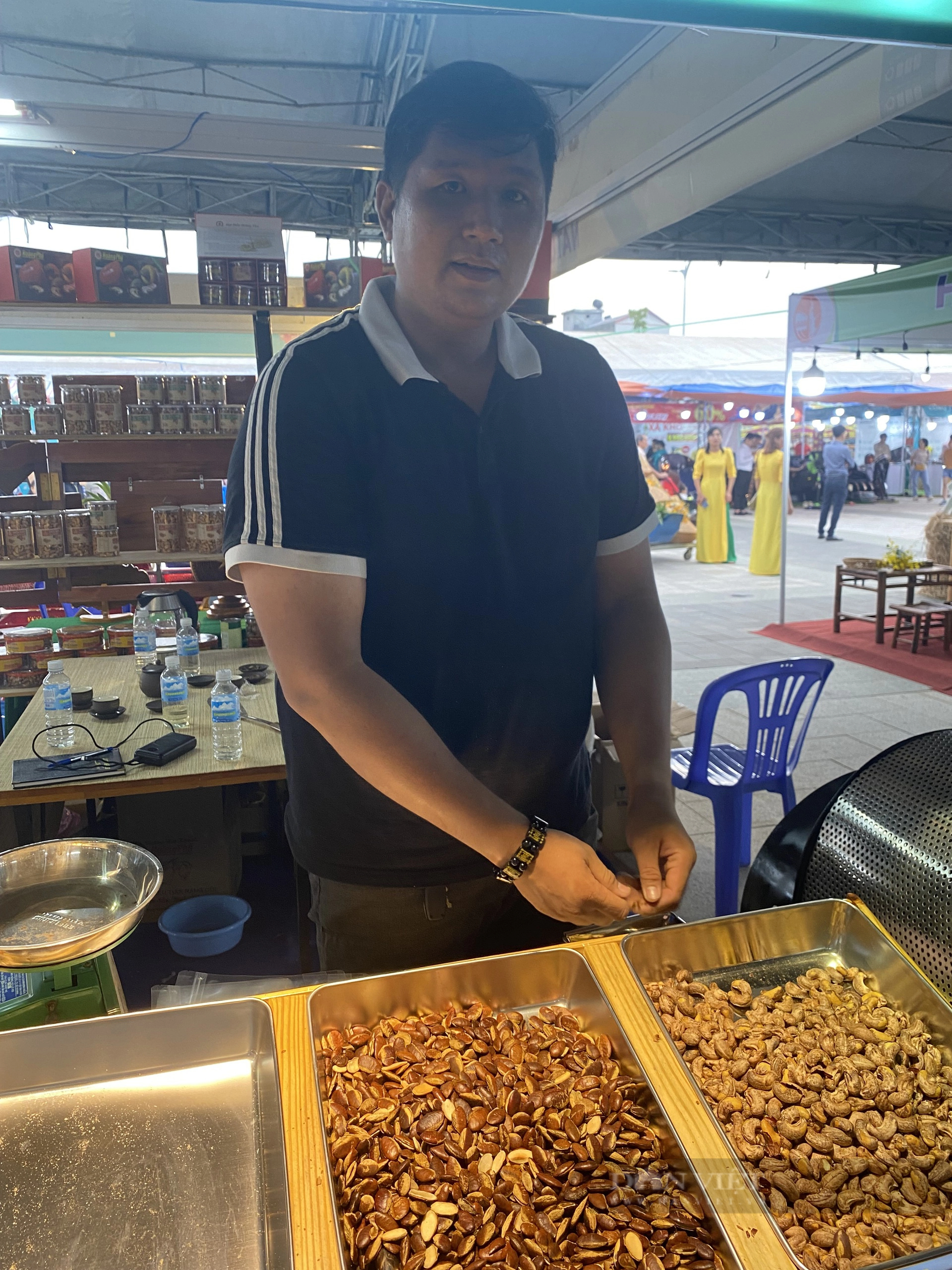 Hột cây cầy là thứ hột gì, ăn ngon cỡ nào mà hút hàng ở một Hội chợ vừa diễn ra ở Bình Phước?- Ảnh 4.