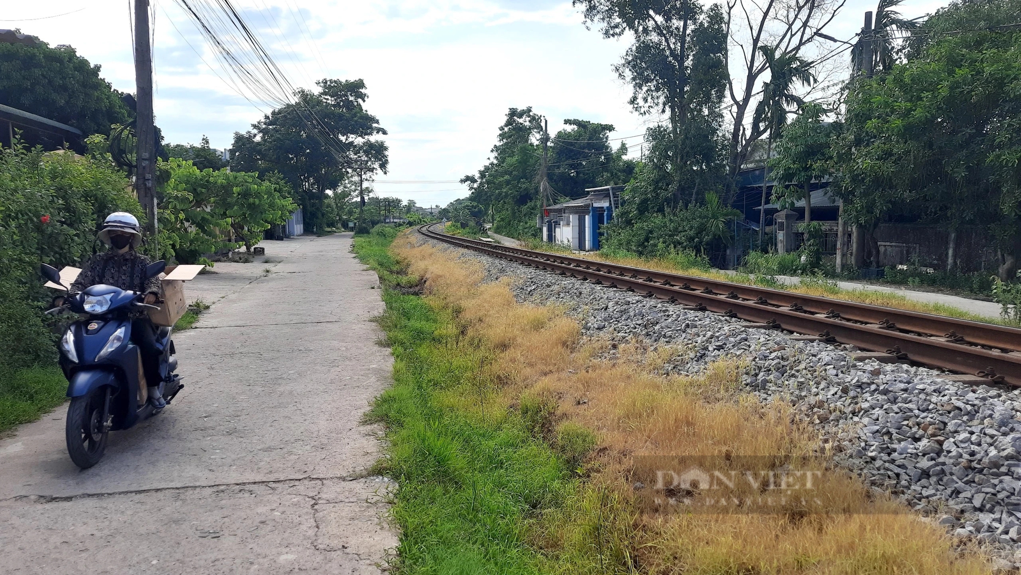 Phun thuốc trừ cỏ dọc tuyến đường sắt đi qua khu dân cư ở Quảng Trị, người dân lo lắng bất an- Ảnh 5.