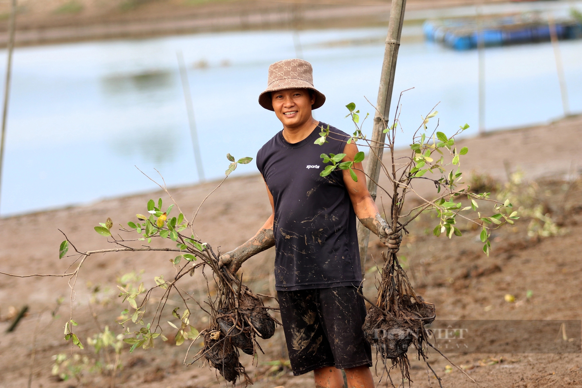 Hàng trăm thanh niên lội bùn trồng cây hưởng ứng Ngày Môi trường thế giới ở Hà Tĩnh- Ảnh 8.